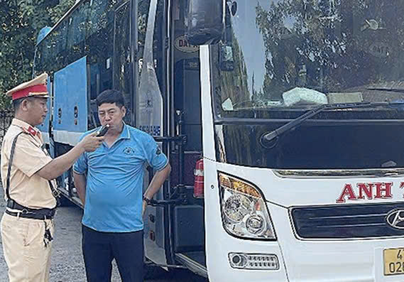 Đắk Lắk: CSGT tổ địa bàn Ea Súp kiểm tra xe ô tô khách và lái xe trước khi xuất bến 2 h8