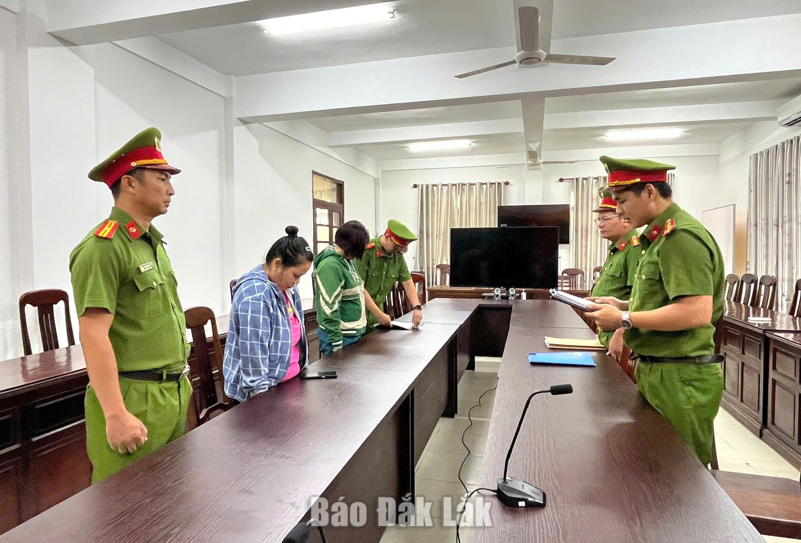 Cơ quan Cảnh sát điều tra Công an tỉnh Đắk Lắk công bố và tống đạt các quyết định khởi tố đối với các bị can. 