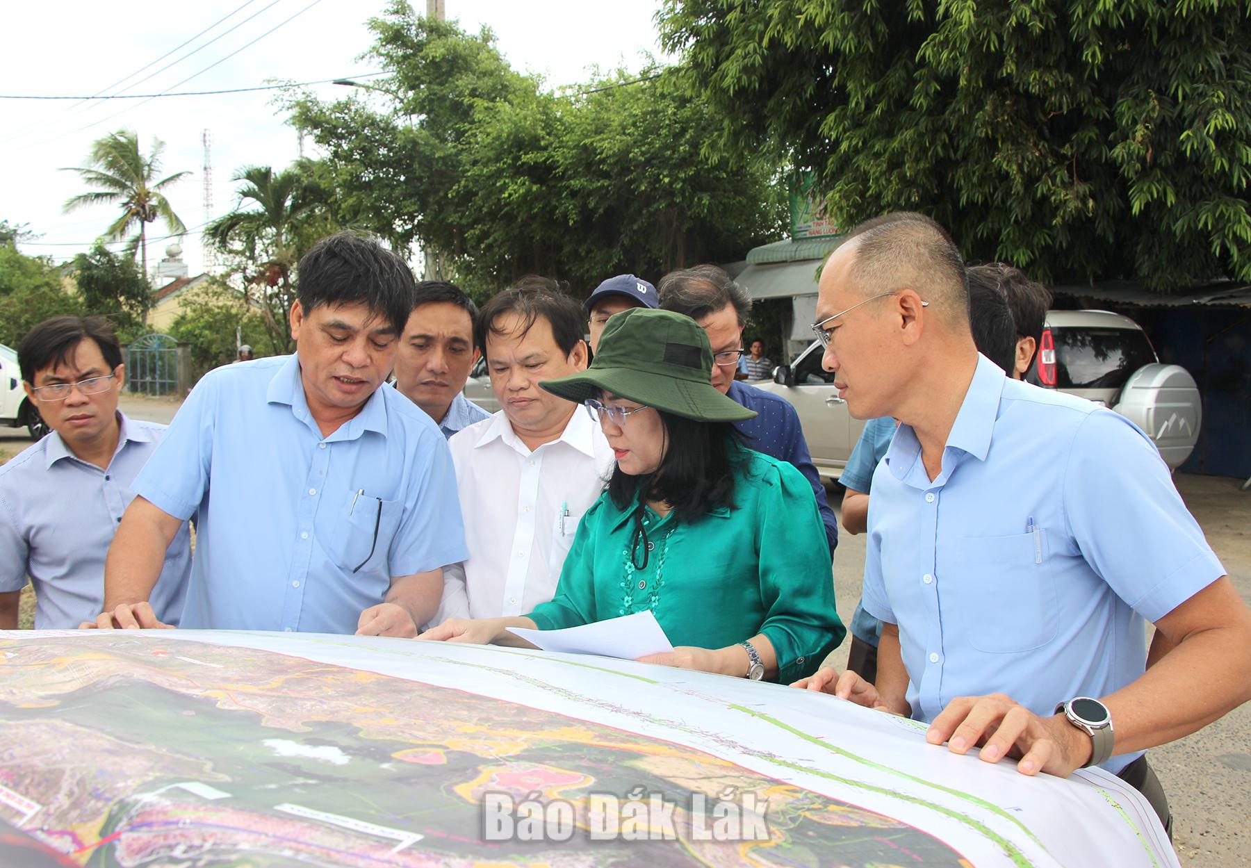 Phó Chủ tịch Thường trực UBND tỉnh Hồ Thị Nguyên Thảo kiểm tra tình hình giải phóng mặt bằng tại phường Bình Kiến.