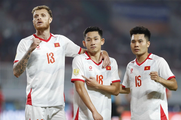 ASEAN Cup 2026: Điểm 10 cho đội tuyển Việt Nam 1 Hai Long (giữa) cùng các đồng đội ăn mừng bàn thắng. Ảnh: Anh Khoa
