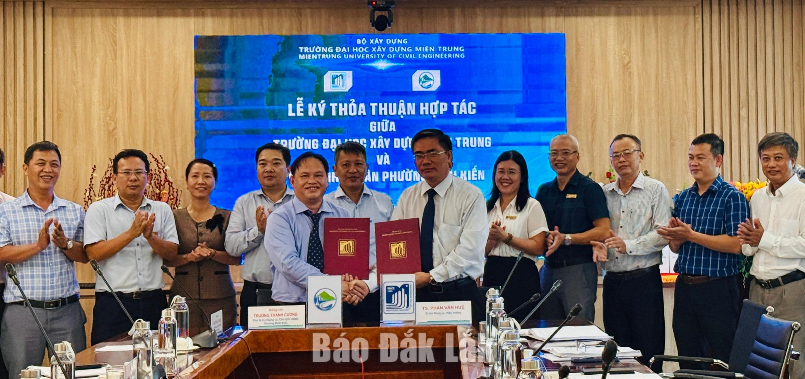 Hai bên thực hiện nghi thức ký kết thỏa thuận dưới sự chứng kiến của lãnh đạo hai đơn vị.