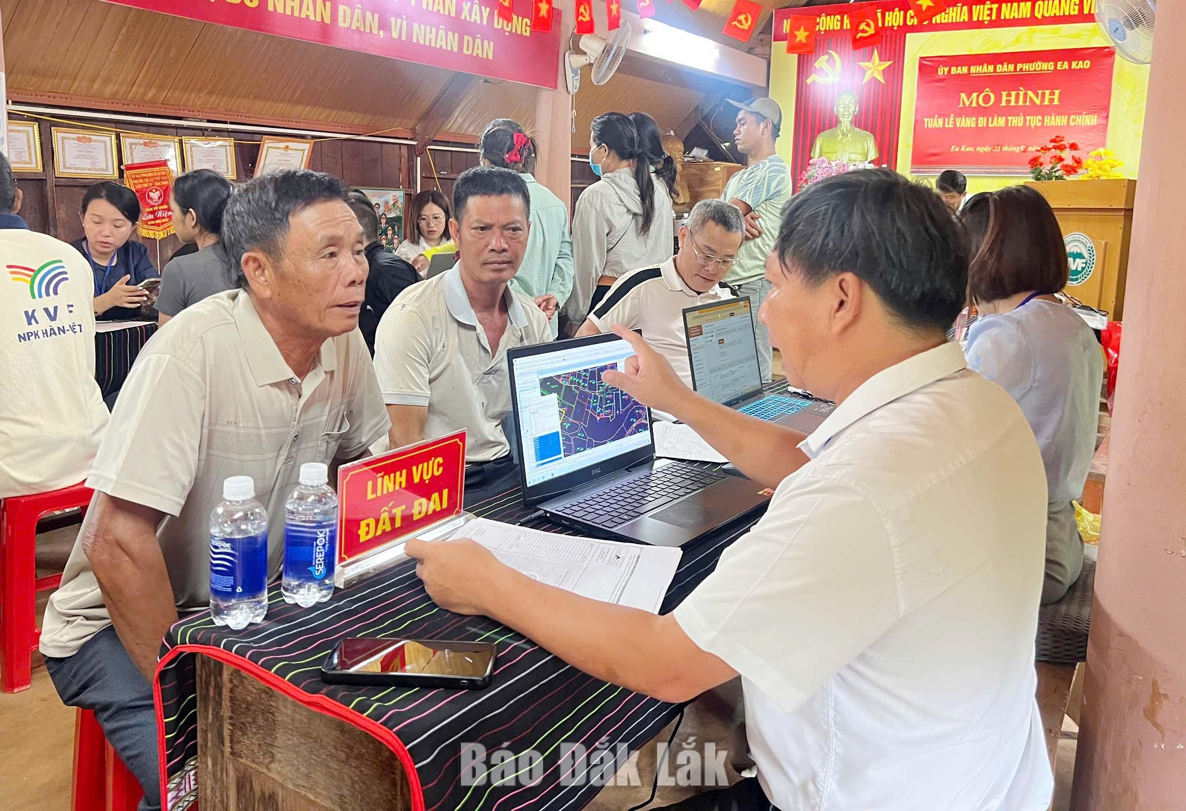 Gần dân, sát việc từ “Tuần lễ vàng đi làm thủ tục hành chính” 2 Người dân buôn Cư Êbông được cán bộ phường hướng dẫn làm thủ tục về lĩnh vực đất đai.