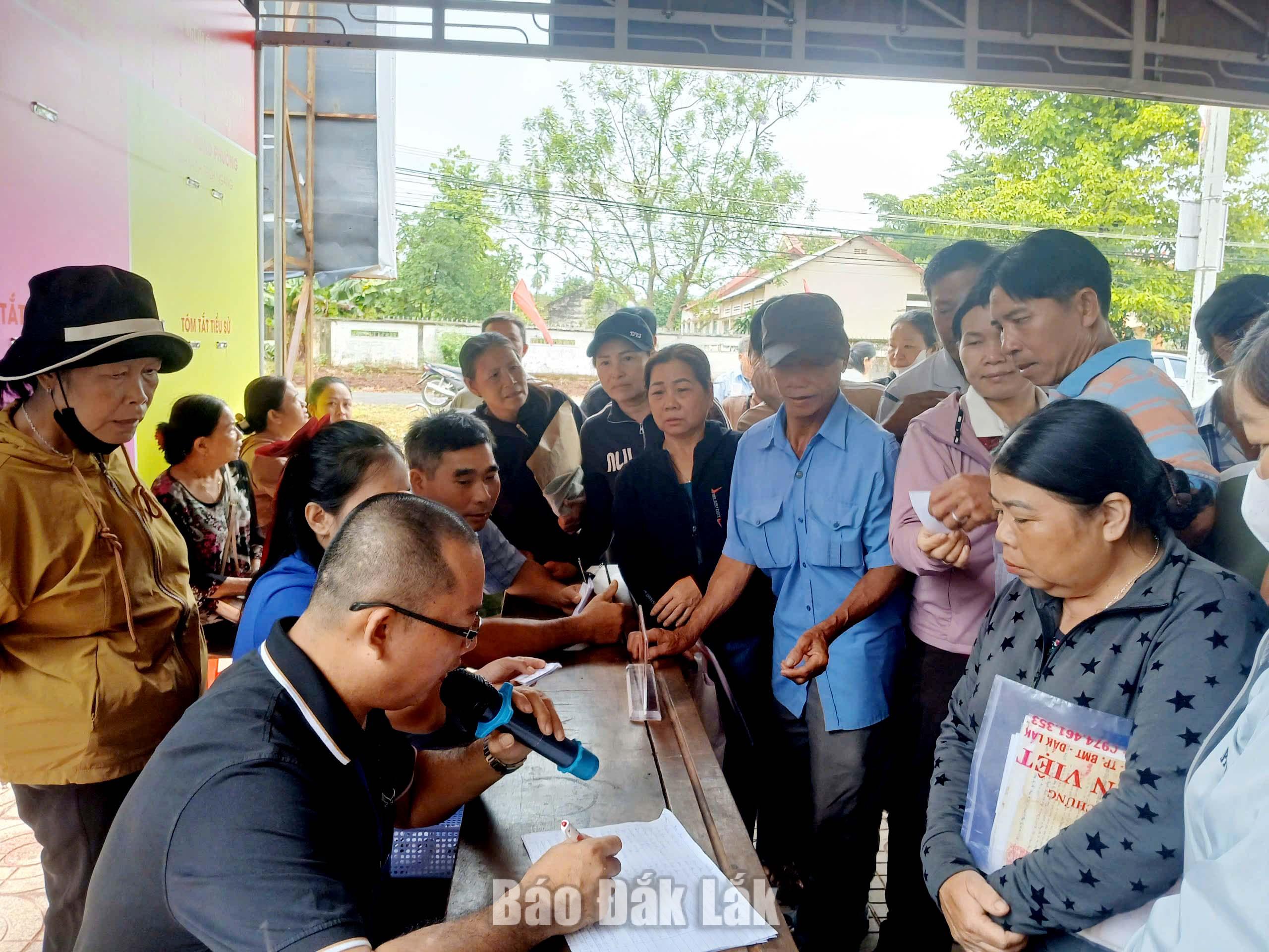 Gần dân, sát việc từ “Tuần lễ vàng đi làm thủ tục hành chính” 1 Người dân Tổ dân phố Cao Thắng (phường Ea Kao) chờ lấy số thứ tự để làm thủ tục hành chính.