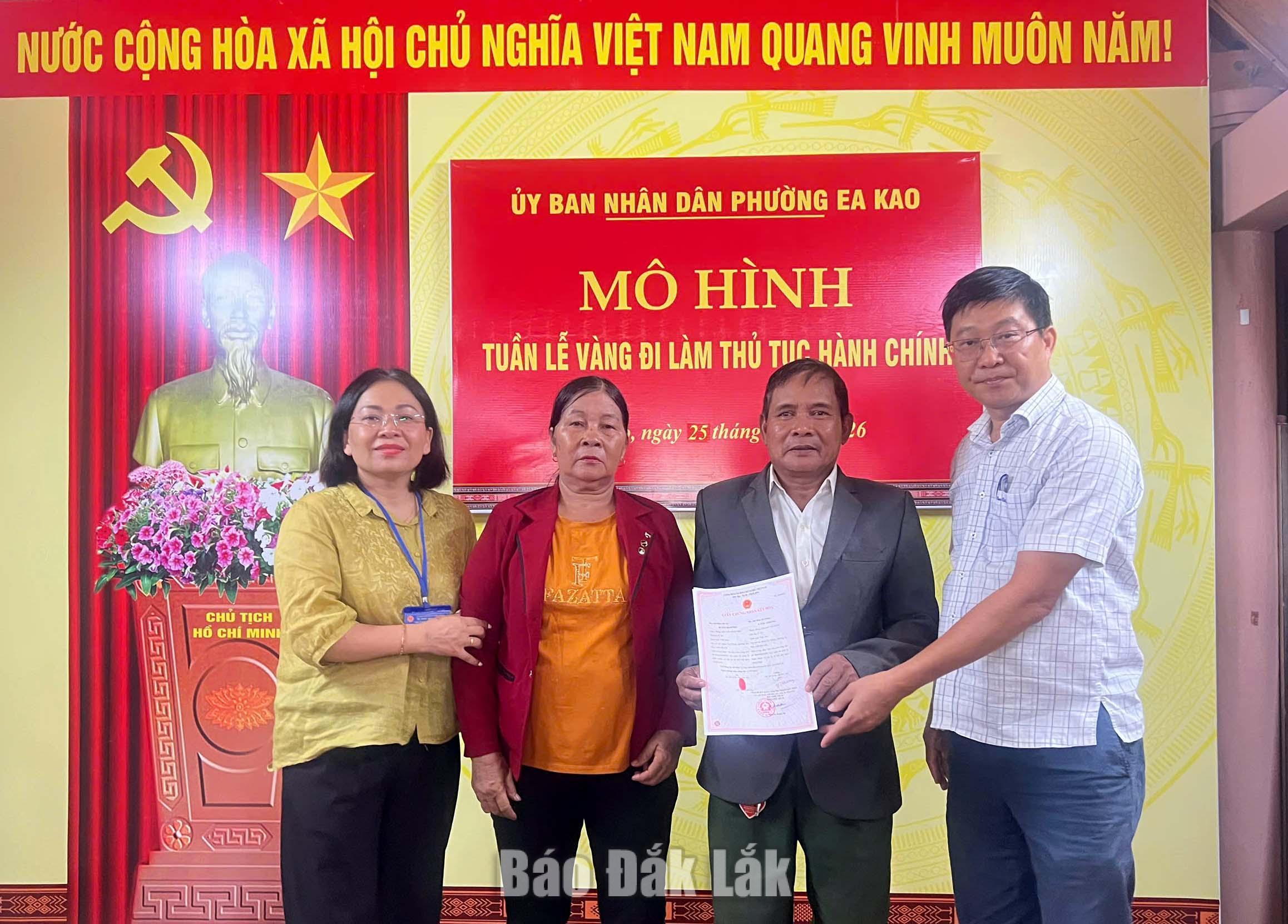 Gần dân, sát việc từ “Tuần lễ vàng đi làm thủ tục hành chính” 3 Phó Chủ tịch UBND phường Ea Kao Nguyễn Xuân Nở (bìa phải) trao giấy chứng nhận kết hôn cho công dân buôn Cư Êbông.