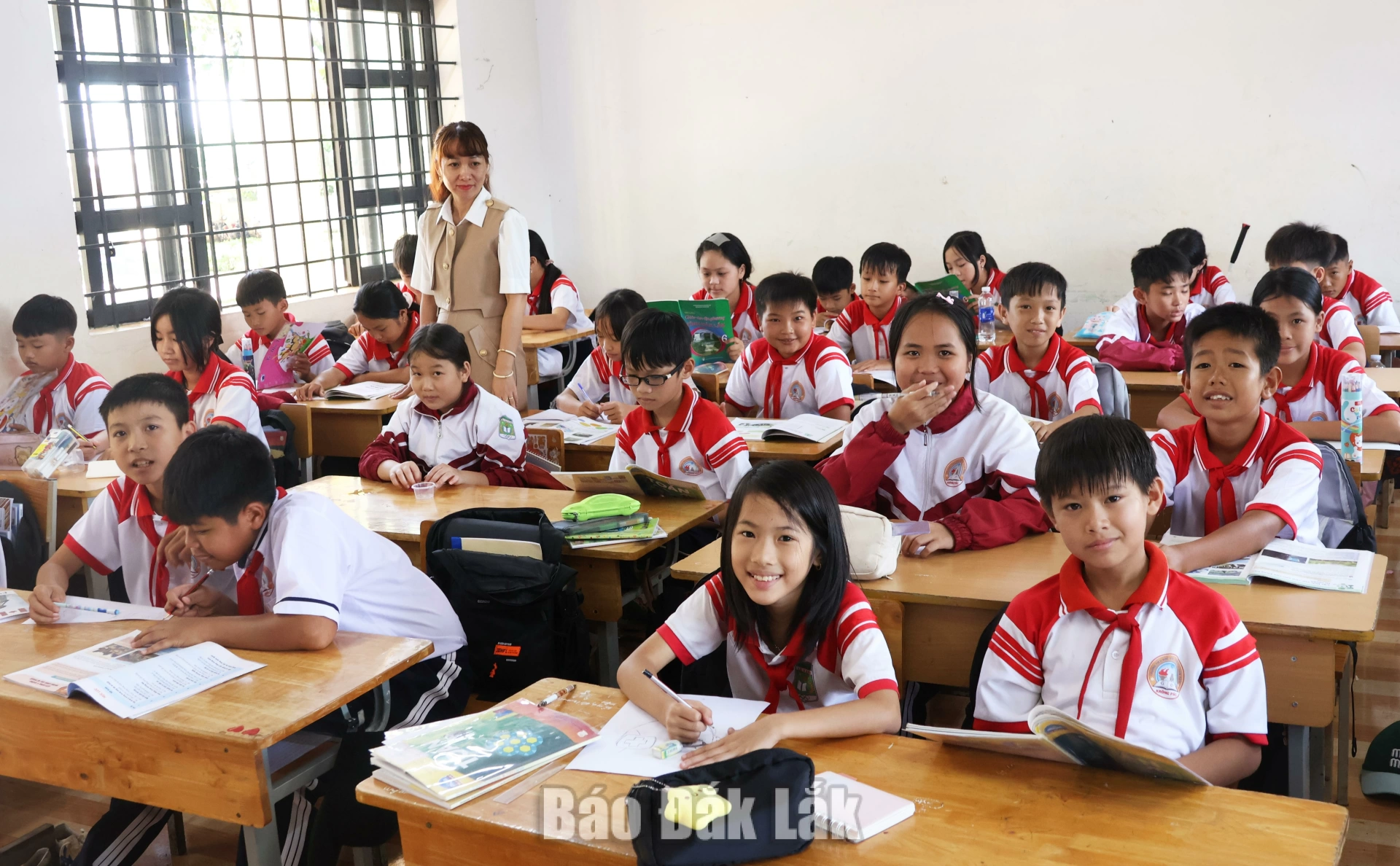 Chính phủ quy định cơ cấu nhân sự trường học sau sắp xếp 1 Giờ học chính khóa của học sinh Trường Tiểu học Nguyễn Bá Ngọc (xã Ea Knuếc).