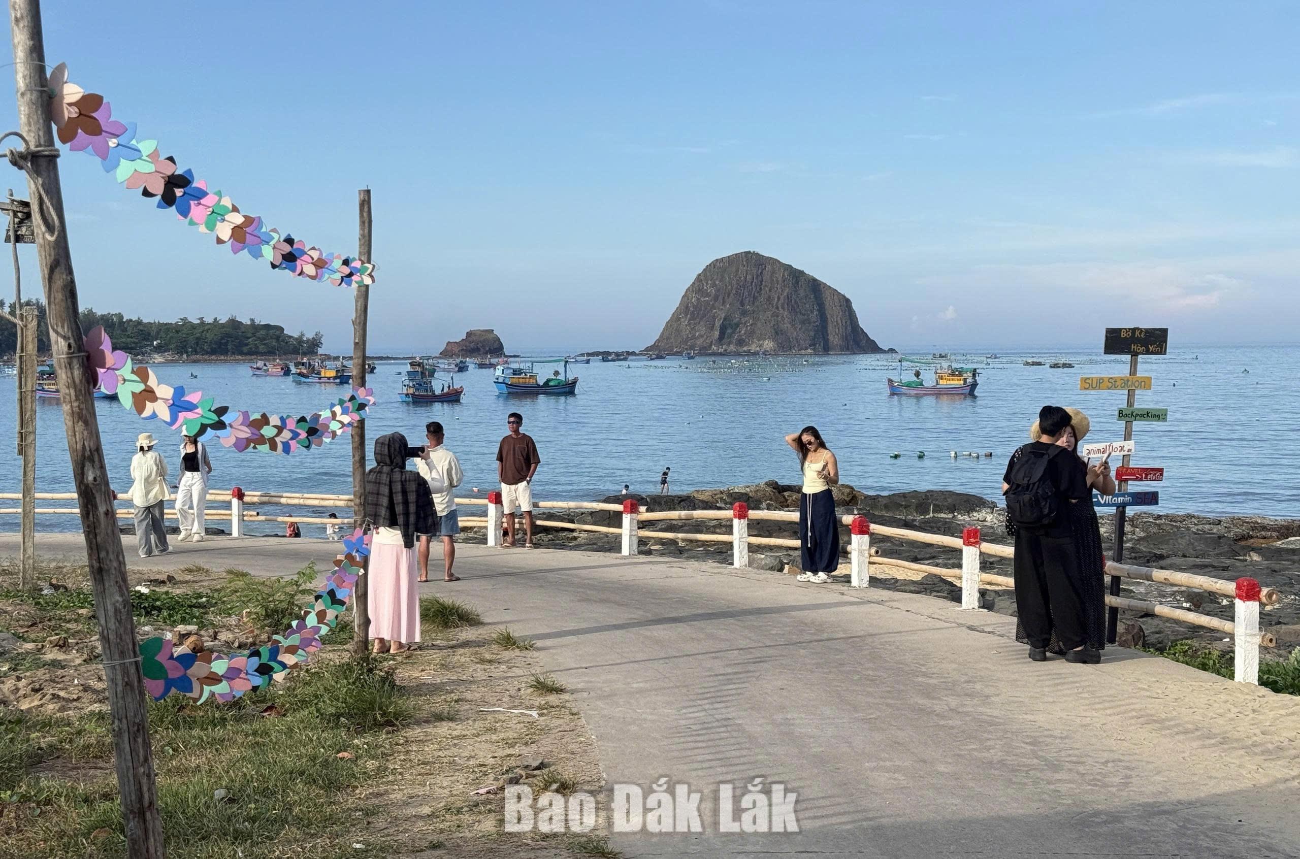 Dư địa phát triển bền vững 1 Hòn Yến (xã Ô Loan) là điểm đến hút khách trong mùa du lịch hè năm nay.