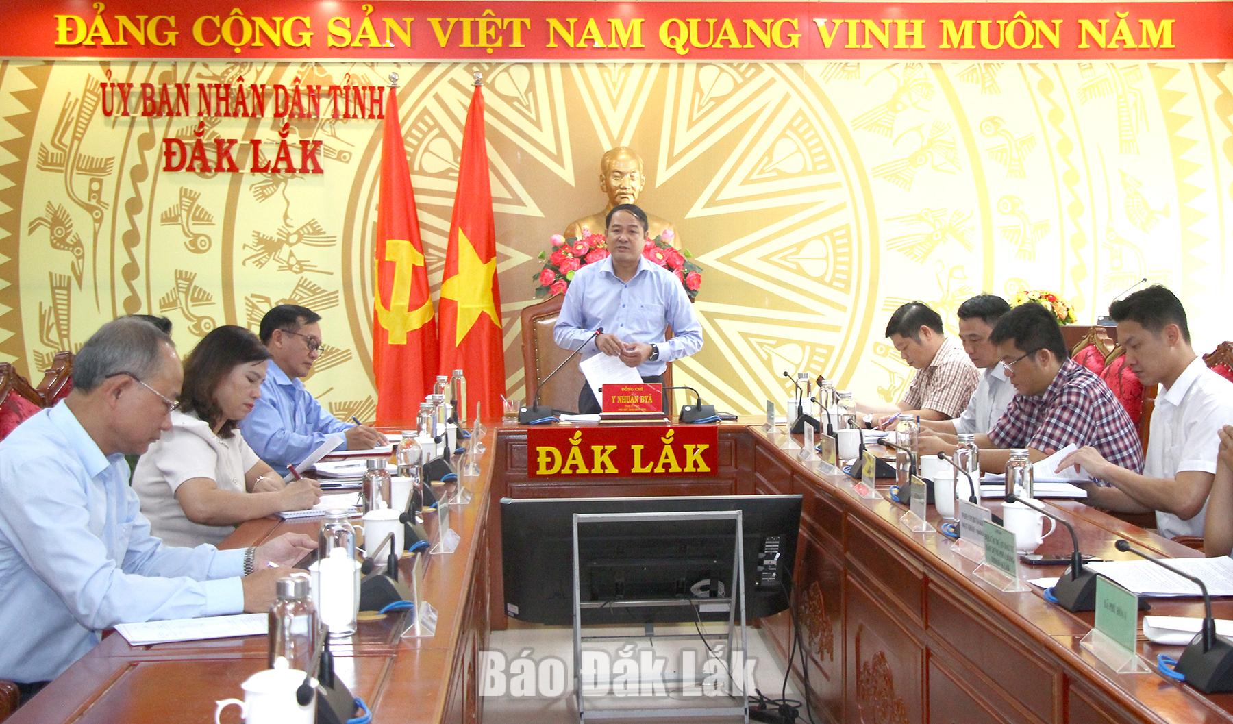 Tổ công tác số 5 đôn đốc tiến độ giải phóng mặt bằng 3 dự án phía Đông 1 Phó Chủ tịch UBND tỉnh Y Nhuân Byă chủ trì buổi làm việc.