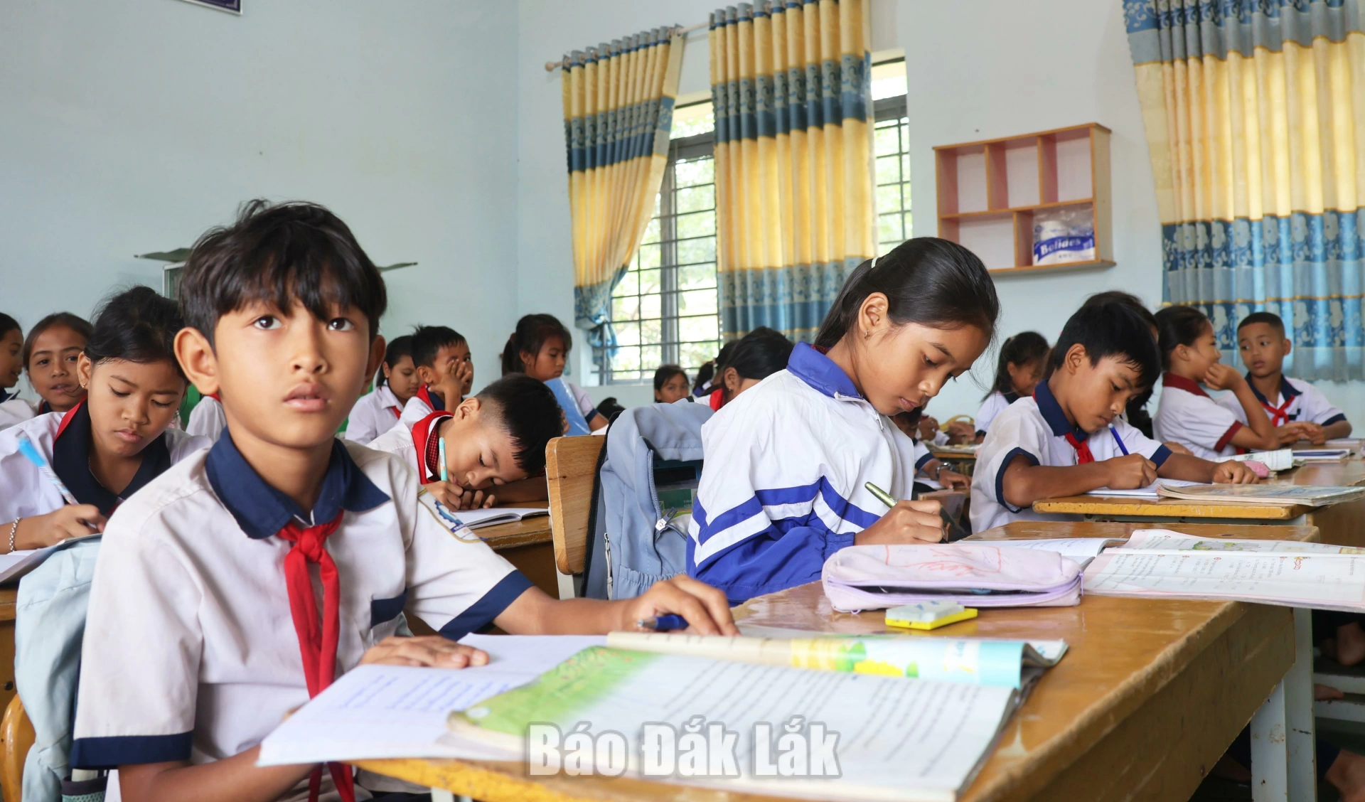 Có 5 nhóm học sinh được mượn sách giáo khoa trong năm học 2026 - 2027. Hình minh họa