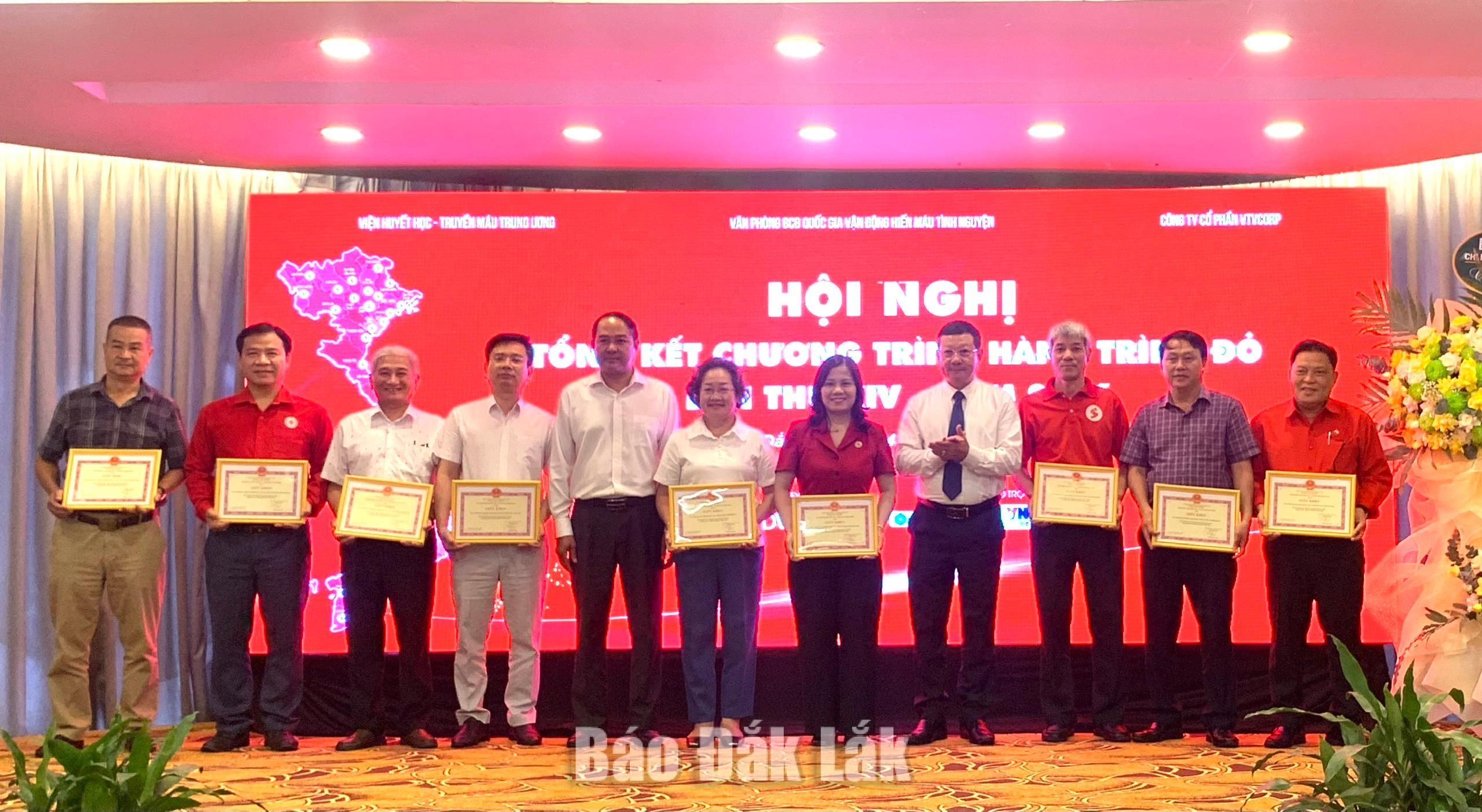 Tổng kết Chương trình Hành trình Đỏ lần thứ XIV năm 2026 3 Ban tổ chức tặng giấy khen cho Ban Chỉ đạo vận động HMTN các tỉnh có thành tích xuất sắc trong công tác tổ chức chương trình Hành trình Đỏ năm 2026.