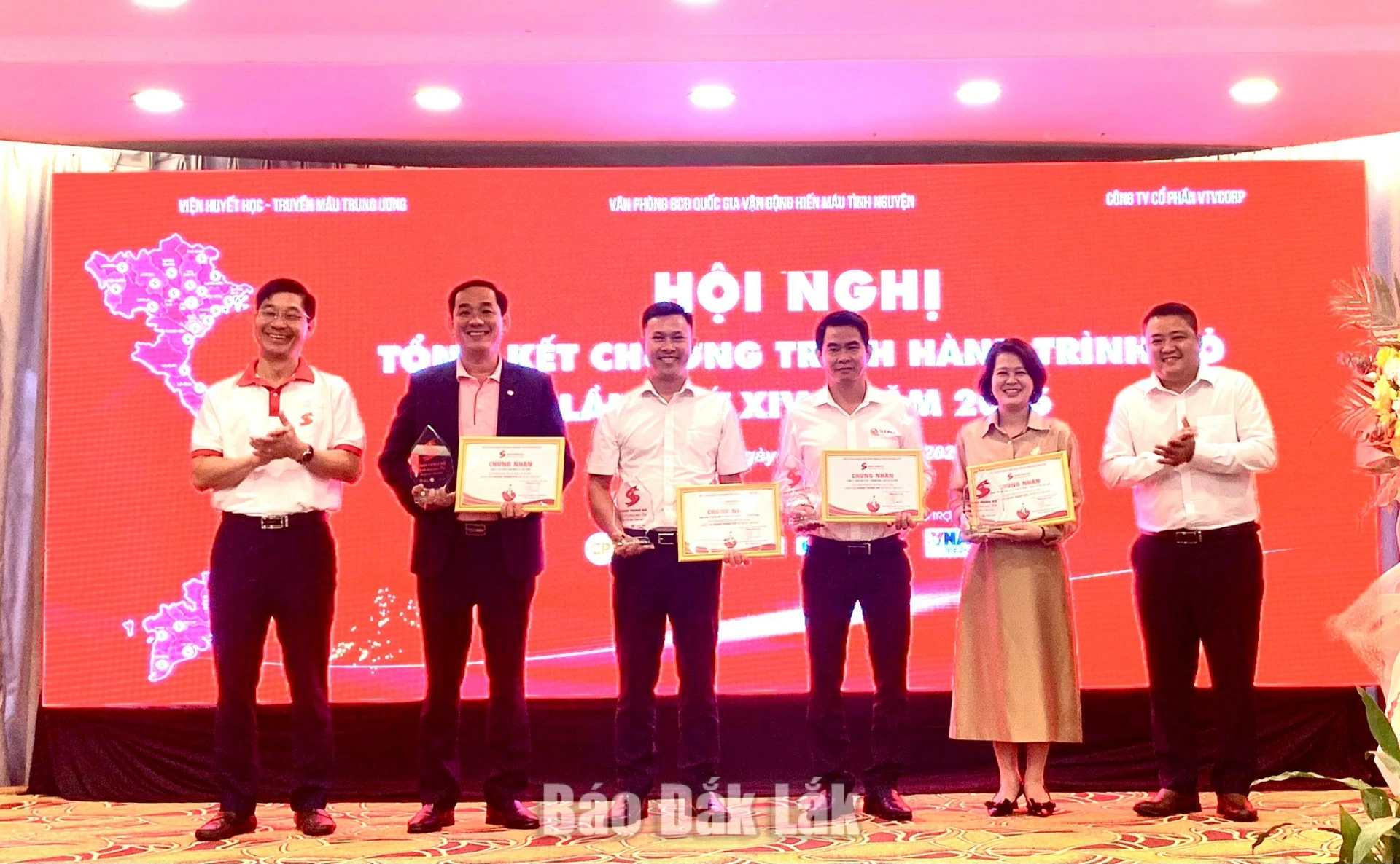 Tổng kết Chương trình Hành trình Đỏ lần thứ XIV năm 2026 5 Ban tổ chức trao giấy chứng nhận đồng hành cho các đơn vị tài trợ.