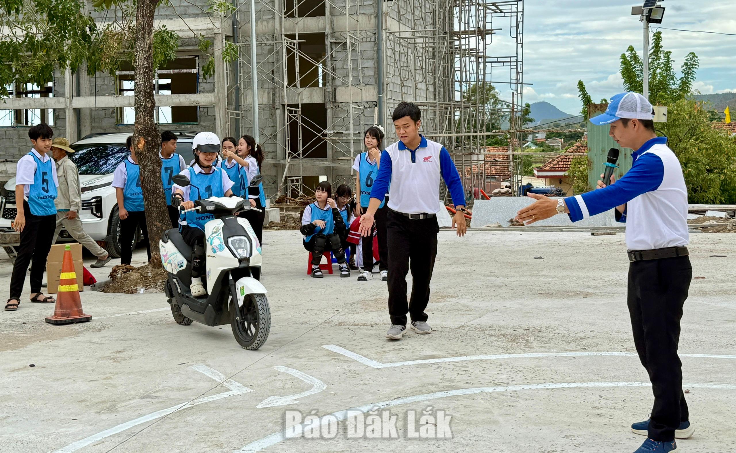 Các em học sinh được thực hành các kỹ năng lái xe đúng quy định tại chương trình.