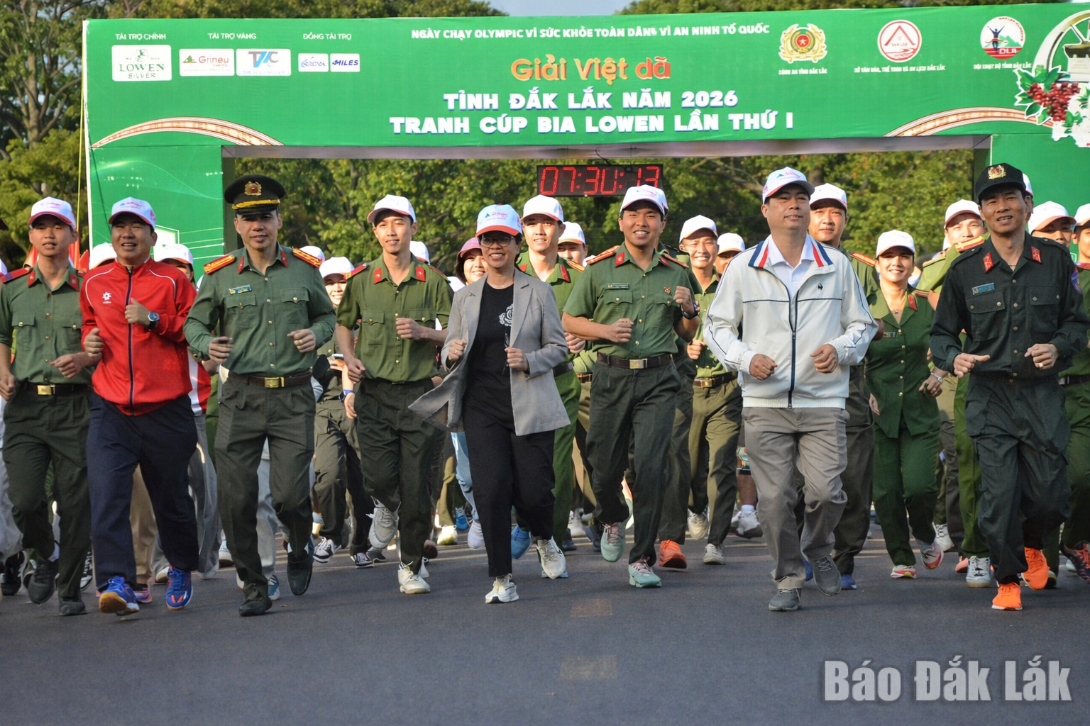 Đắk Lắk tích cực hưởng ứng Chương trình “Cùng Việt Nam tiến bước” năm 2026 1 Lãnh đạo tỉnh, Công an tỉnh tham gia một chương trình chạy bộ.