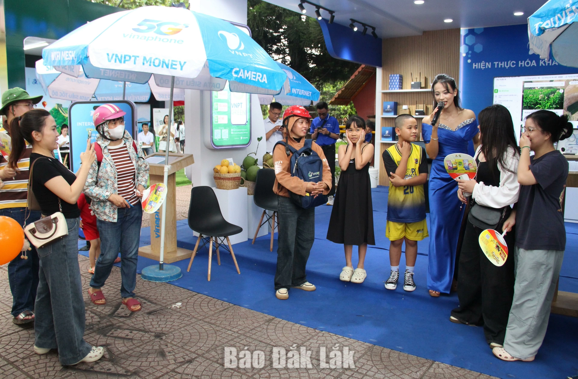 Khách tham quan tham gia mini game ngay tại gian hàng của VNPT.