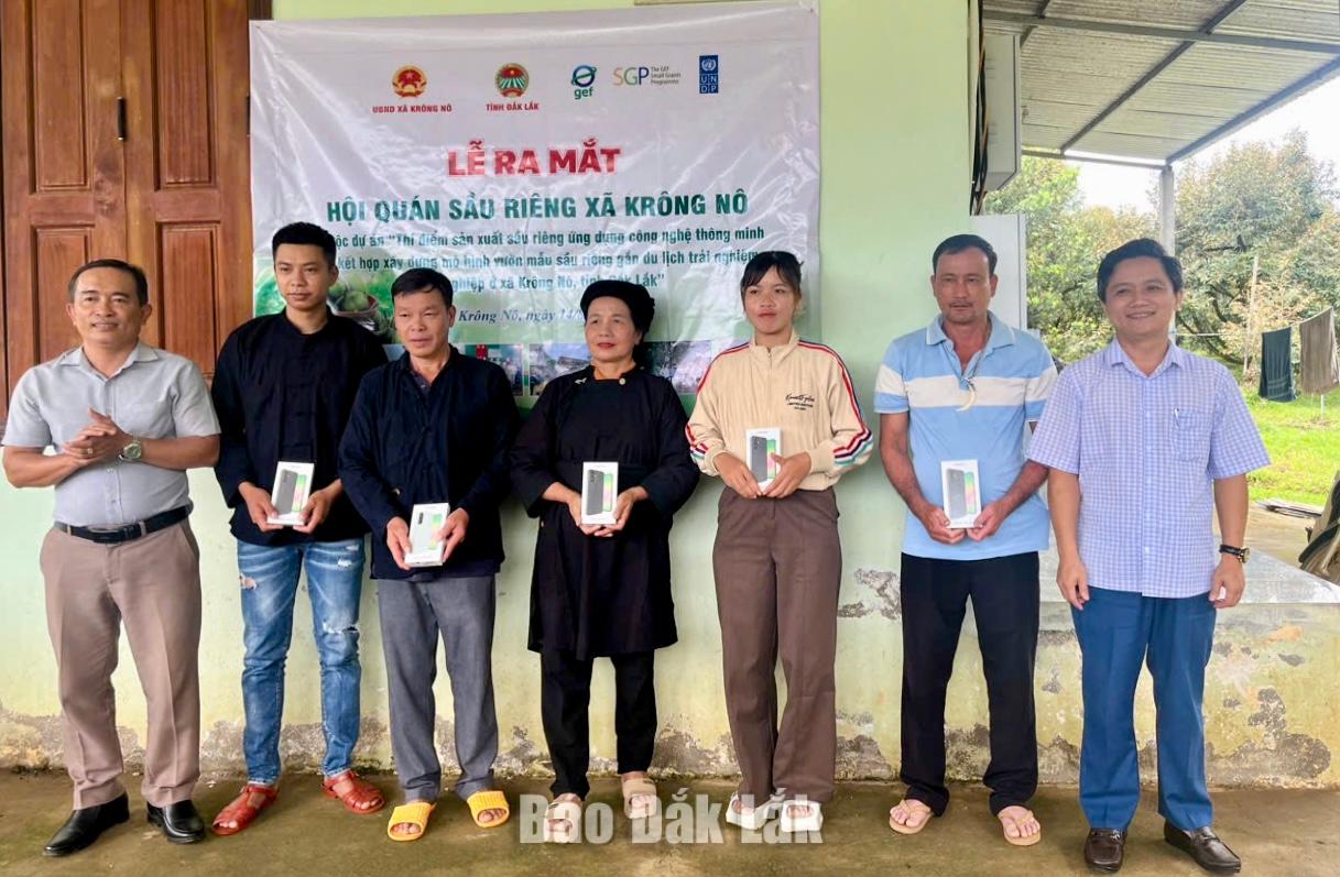 điện thoại thông minh và tài khoản sử dụng phần mềm truy xuất nguồn gốc NextFarm QR check