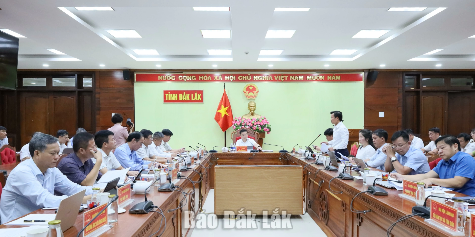 Các đại biểu tham dự cuộc họp.