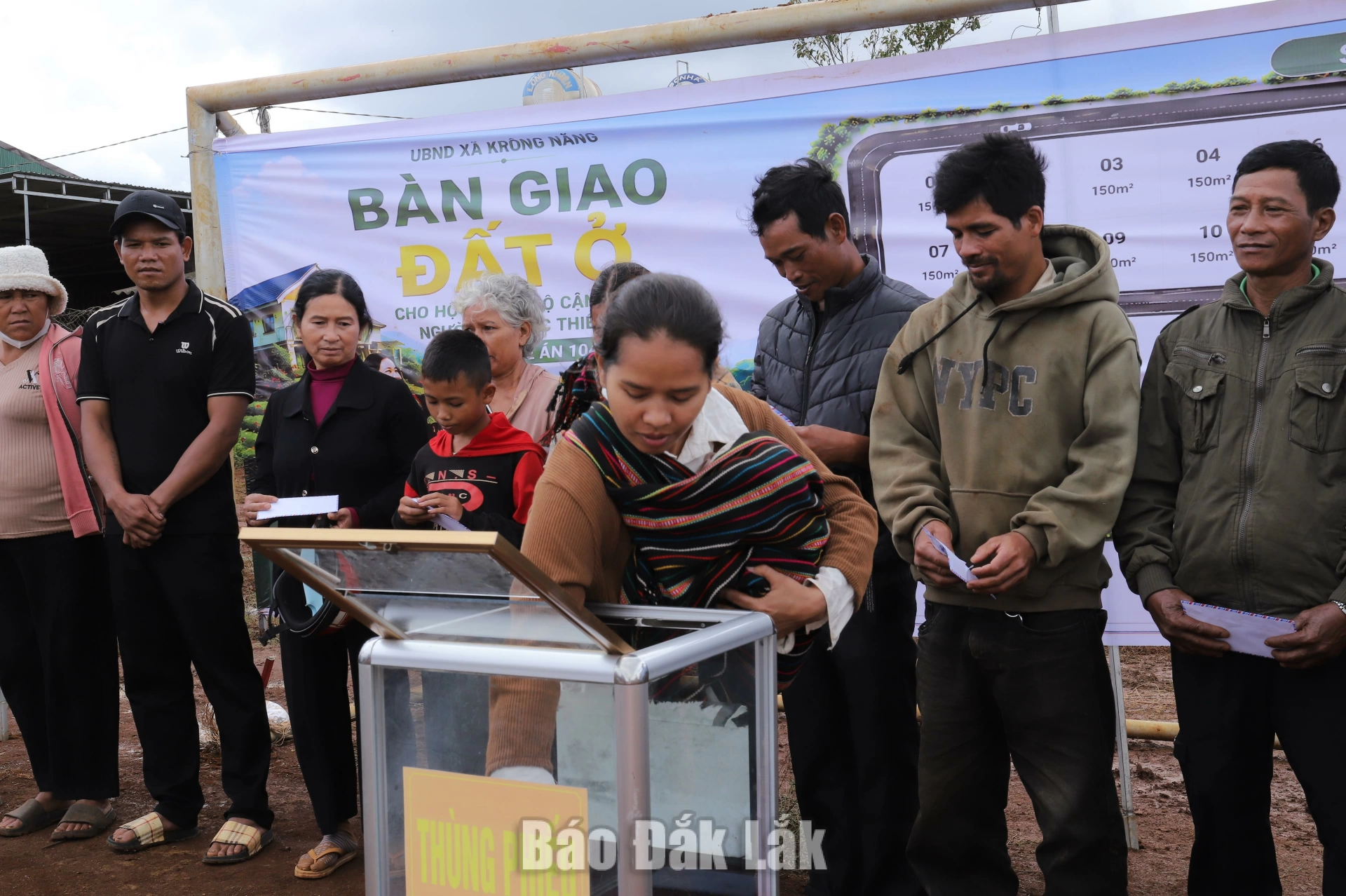 Xã Krông Năng tổ chức bốc thăm giao đất ở cho hộ đồng bào dân tộc thiểu số 1 Các hộ dân được bốc thăm chọn đất công khai.
