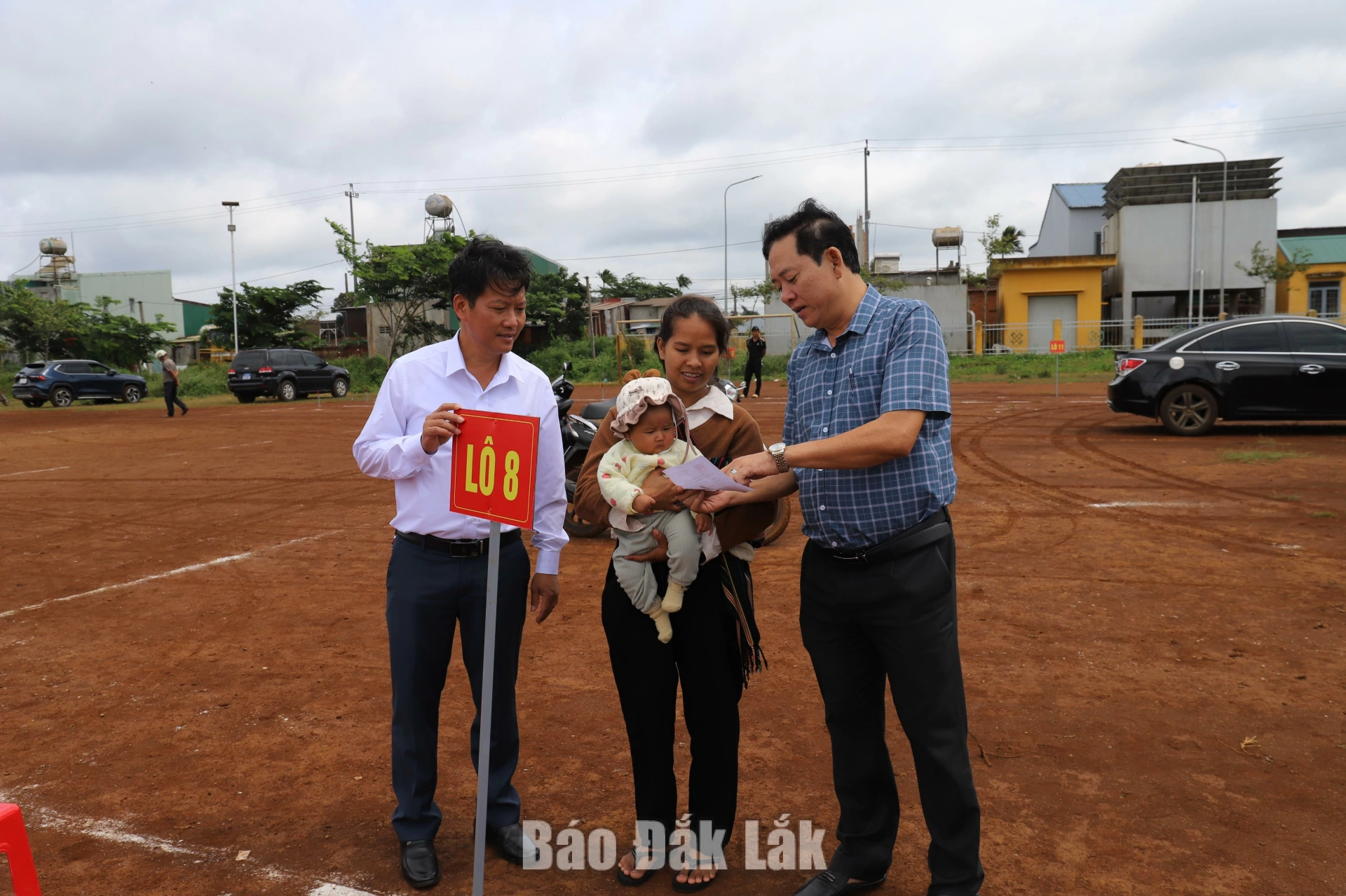 Xã Krông Năng tổ chức bốc thăm giao đất ở cho hộ đồng bào dân tộc thiểu số 2 Chủ tịch UBND xã Krông Năng Lê Hồng Văn chúc mừng, động viên hộ dân vừa bốc thăm đất chuẩn bị xây dựng nhà ở, ổn định cuộc sống.