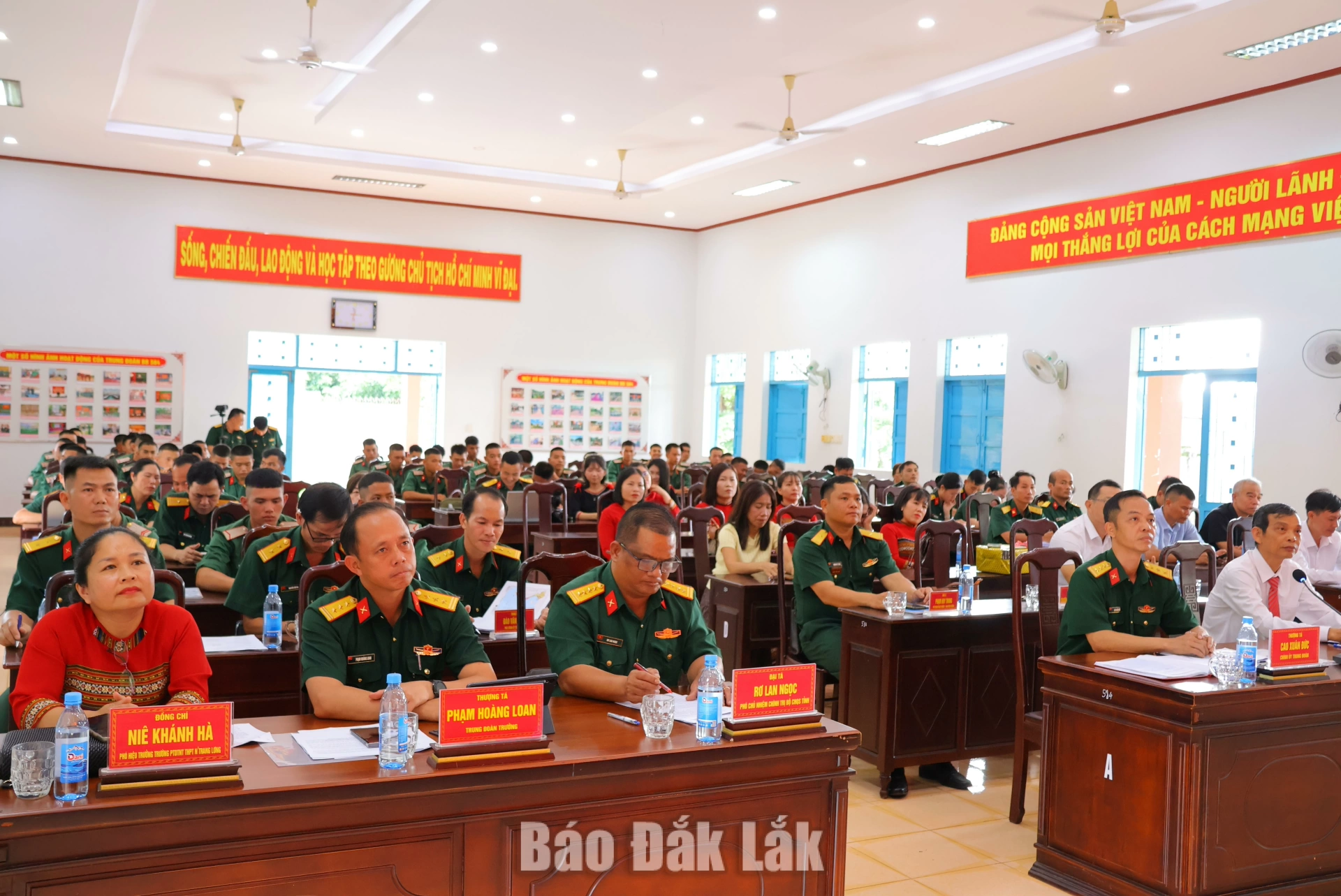 Các đại biểu tham dự chương trình.
