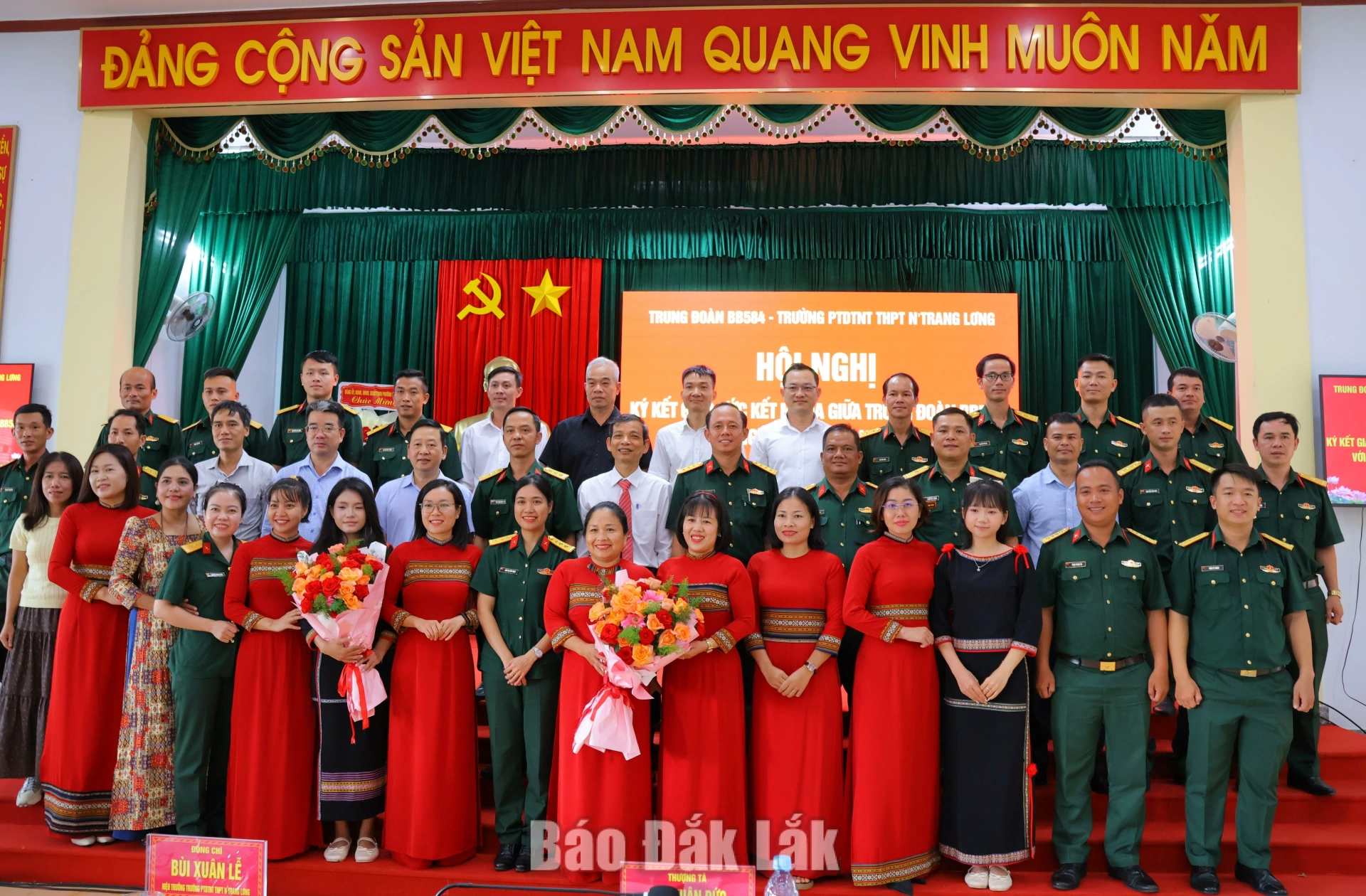Các đại biểu chụp hình lưu niệm tại chương trình kết nghĩa.