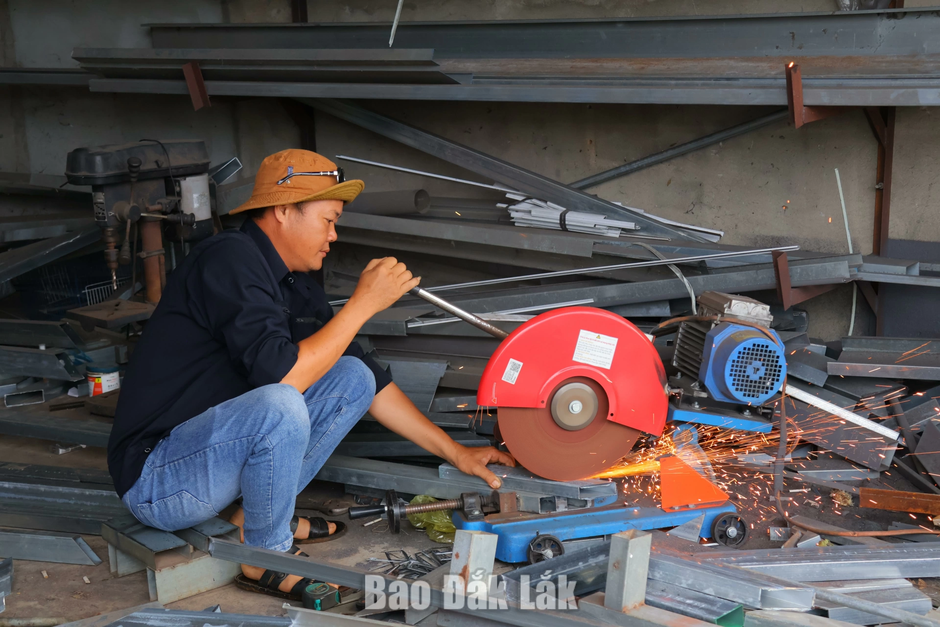Trưởng thôn gần dân từ những việc nhỏ 3 Anh Huấn