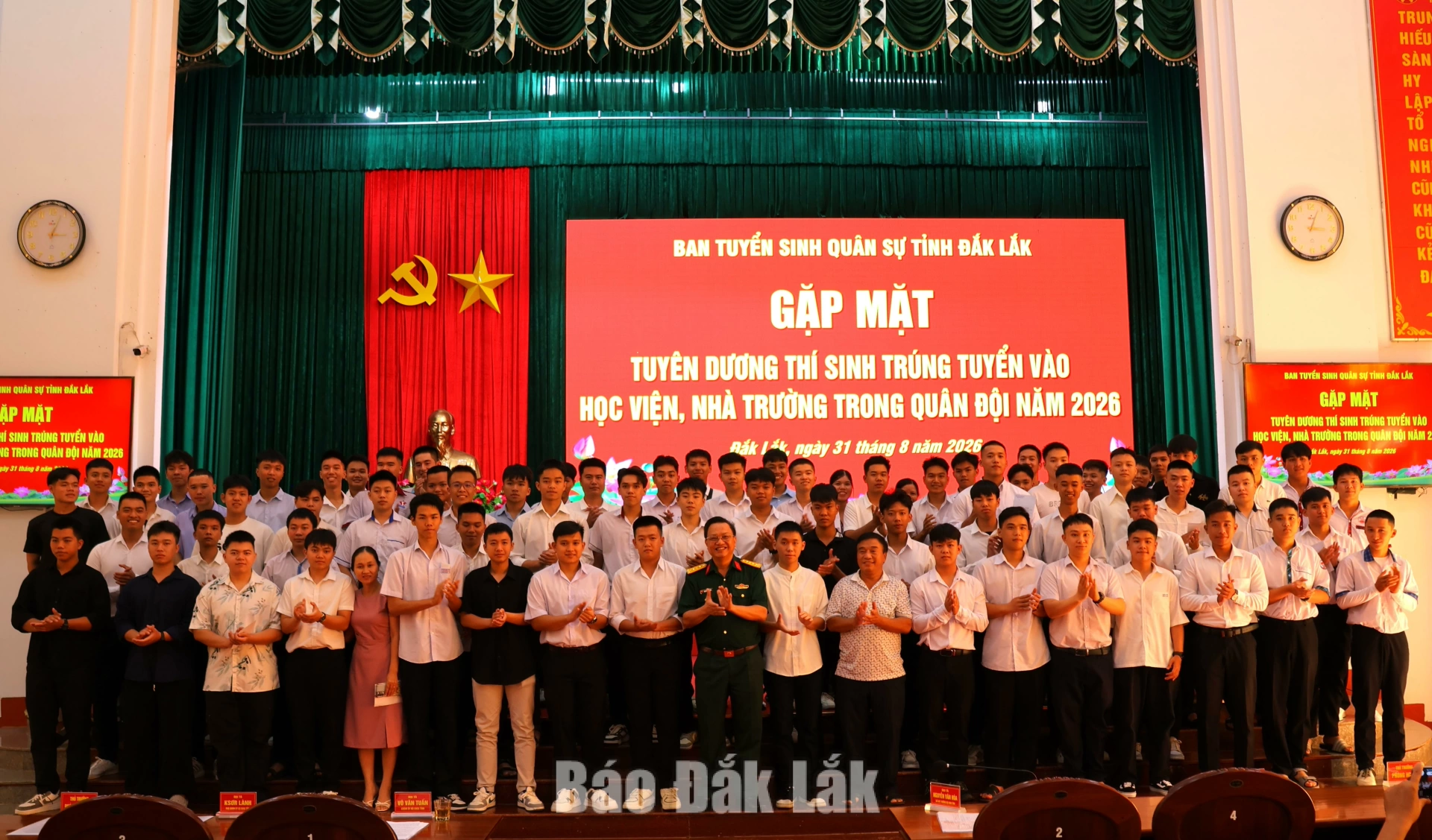 Các đại biểu chụp hình lưu niệm.