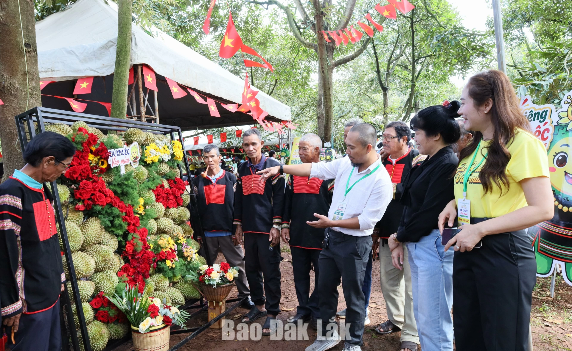 Bí thư xã lên sóng TikTok Live đưa Sầu riêng Ea Knuếc "vươn ra biển lớn" 2 Giới thiệu bản đồ xuất khẩu sầu riêng được xã xếp hình mô phổng bằng những quả sầu riêng tươi.