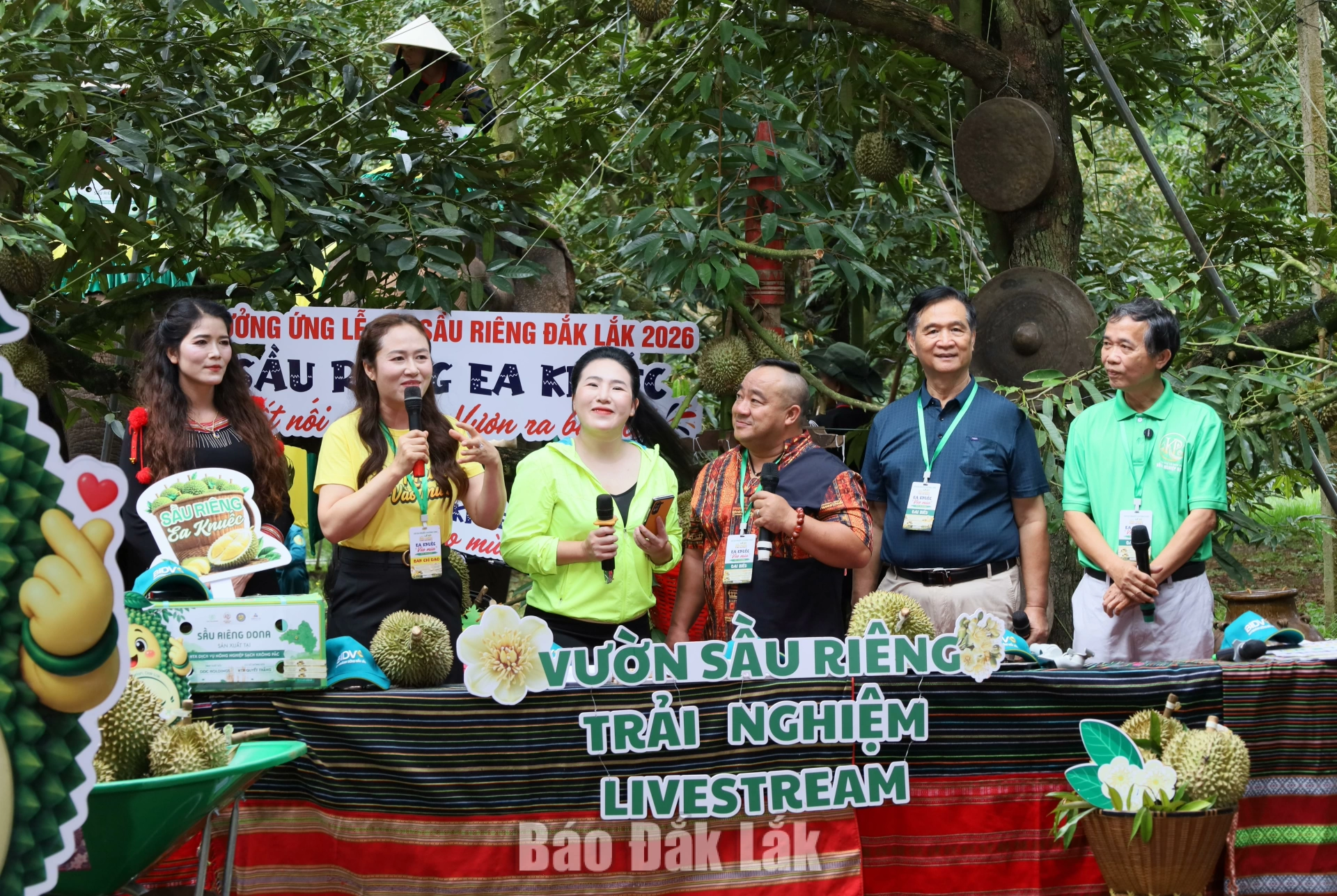 Bí thư xã lên sóng TikTok Live đưa Sầu riêng Ea Knuếc "vươn ra biển lớn" 1 Bí thư Đảng ủy xã Ngô Thị Minh Trinh và các khách mời tham gia phiên livestream.