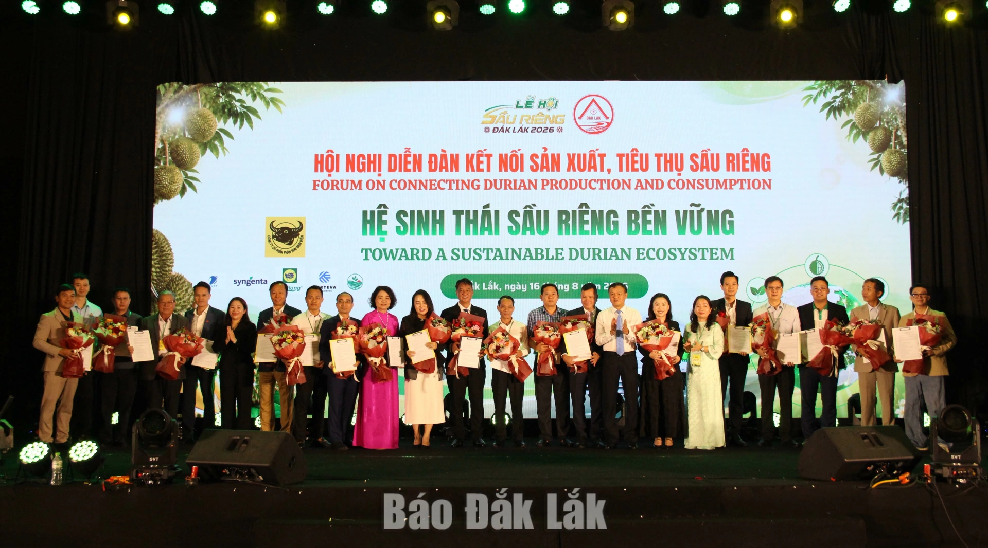 Lãnh đạo HĐND, UBND tỉnh, Sở Nông nghiệp và Môi trường trao 9 biên bản ghi nhớ hợp tác, đầu tư, phát triển chuỗi giá trị ngành hàng sầu riêng bền vững.