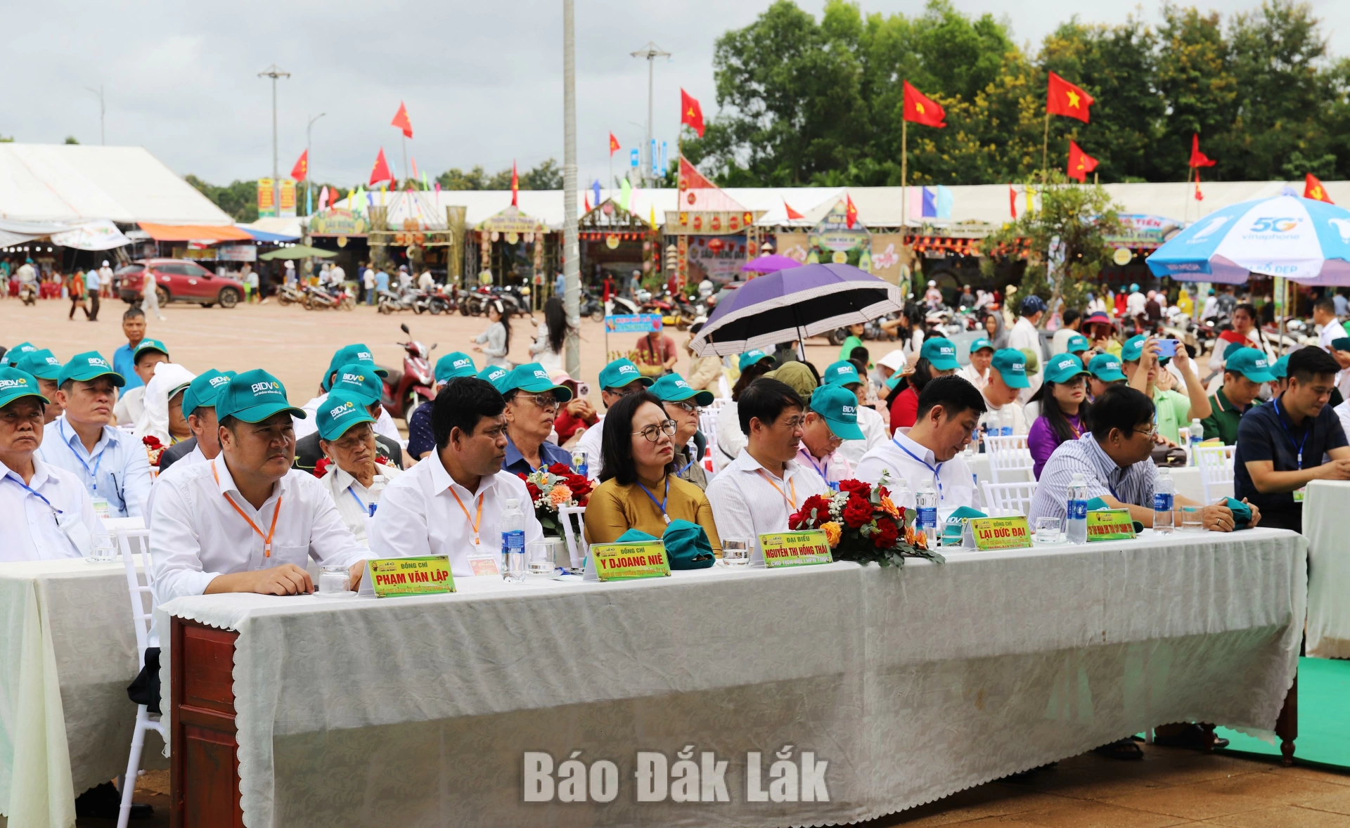 Các đại biểu tham dự lễ khai mạc.