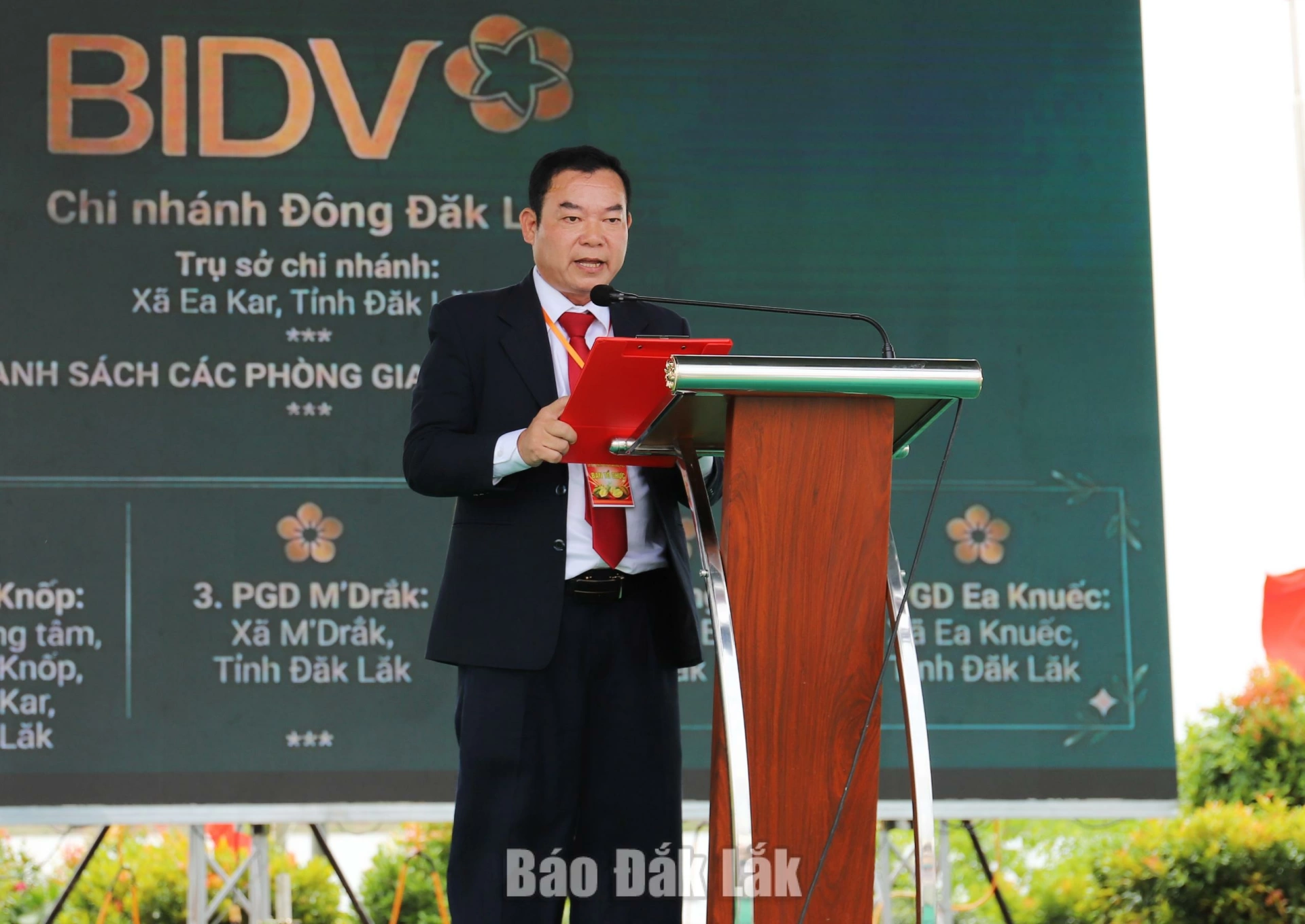 Đại diện lãnh đạo xã Krông Pắc phát biểu khai mạc Ngày hội.