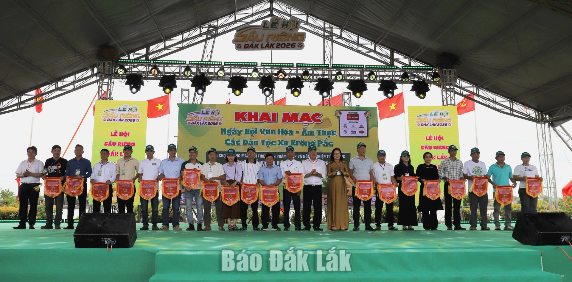 Ban tổ chức tặng cờ lưu niệm cho các đội tham dự.