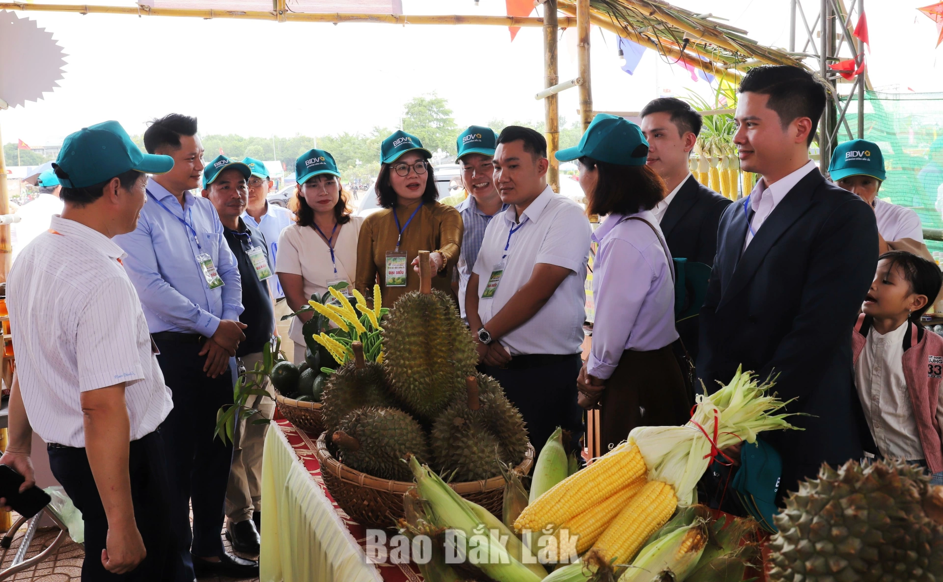 Các đại biểu tham quan các gian hàng.