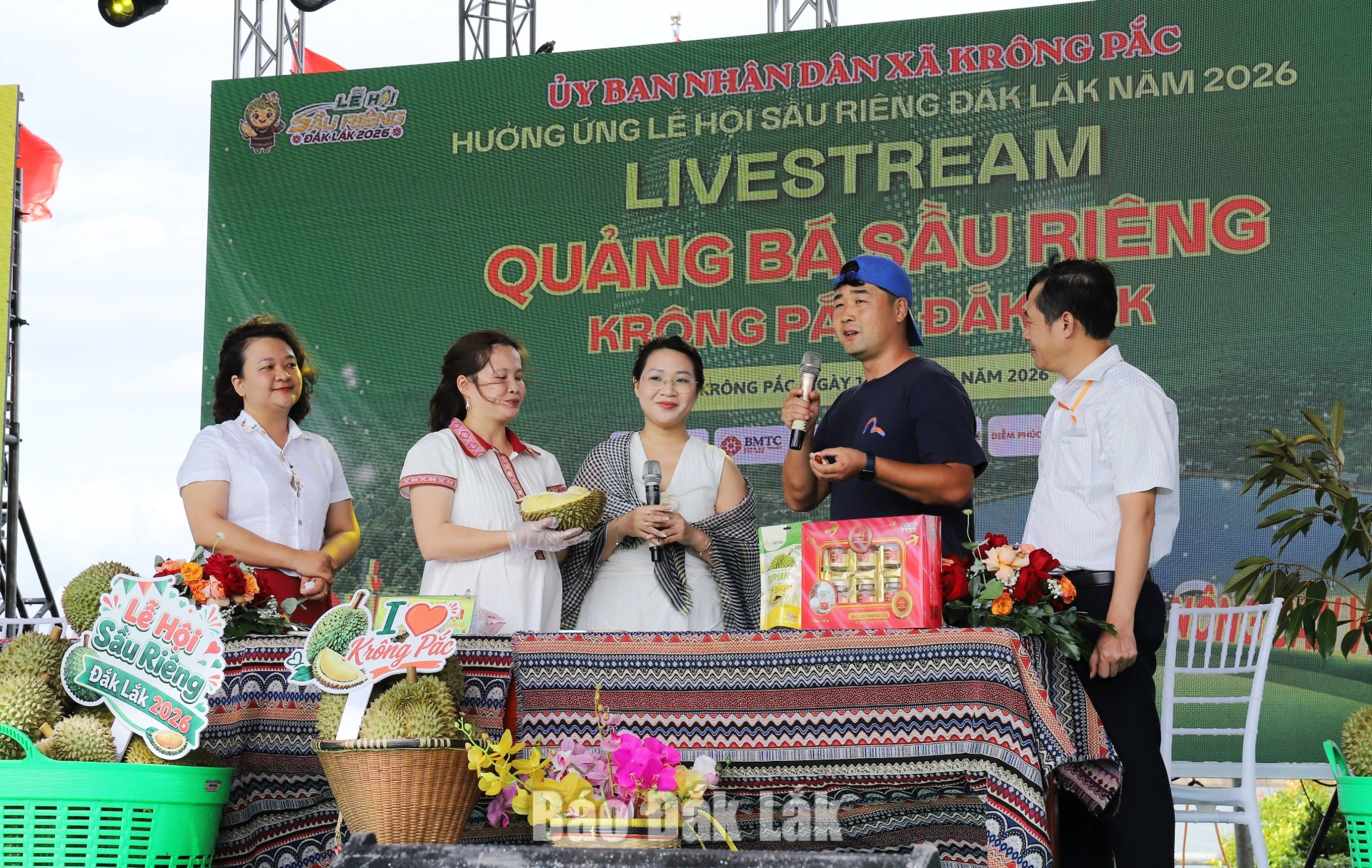 Anh Đạt, đến từ Trung Quốc đánh giá cao sầu riêng của Krông Pắc sau khi được nếm thử tại phiên livestream.