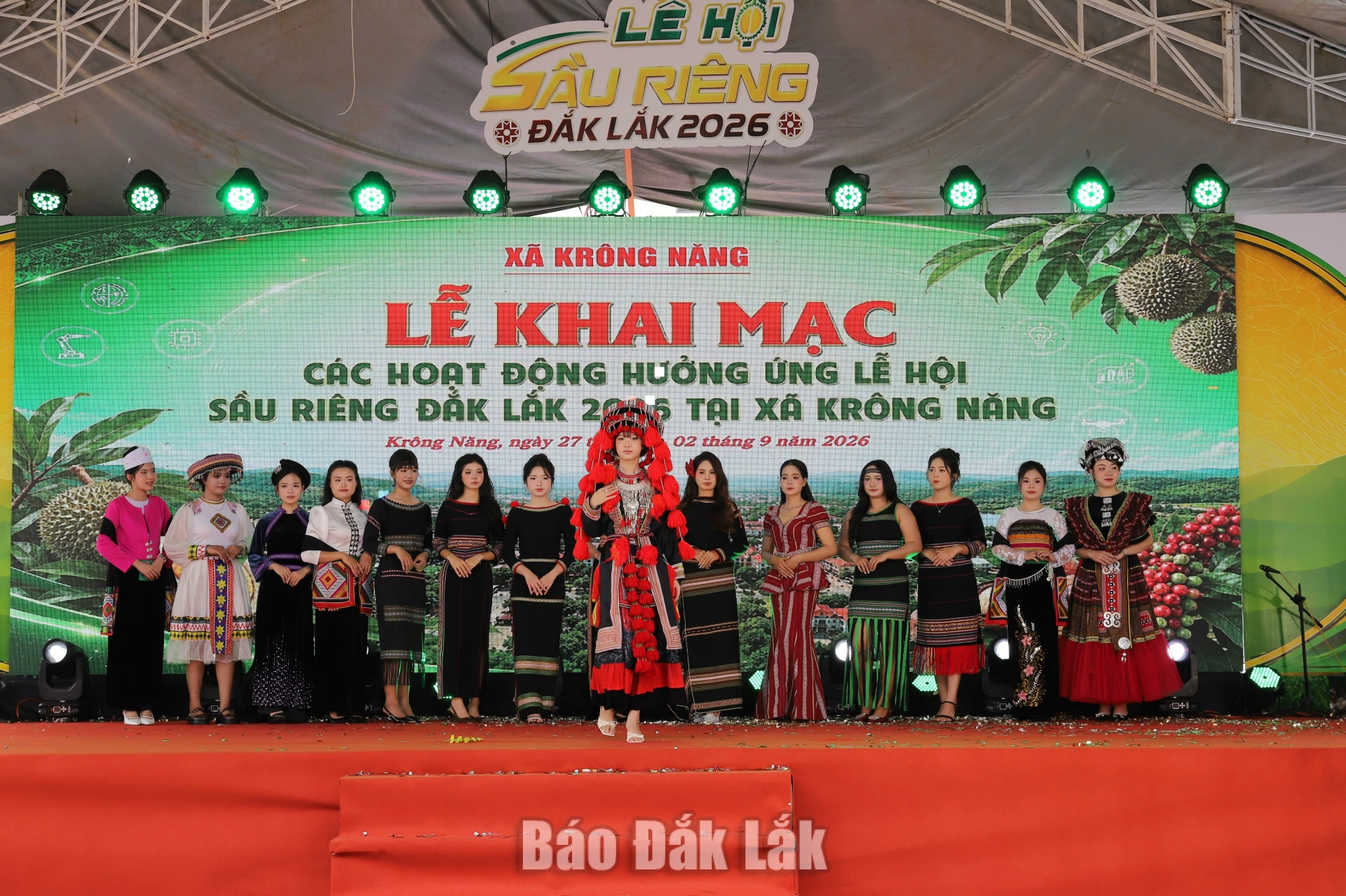 Người xem không khỏi ấn tượng với màn trình diễn trang phục truyền thống của các dân tộc.