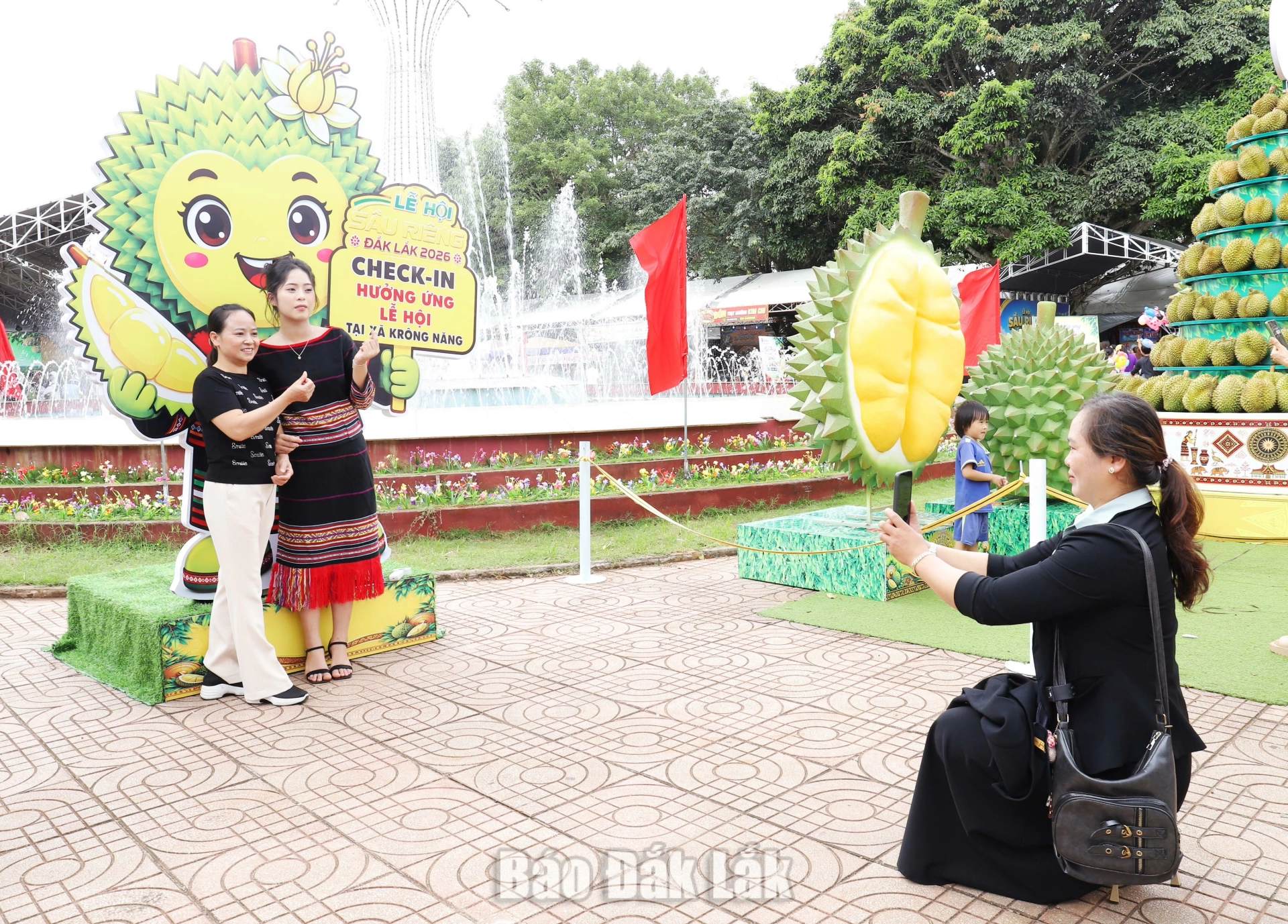 Người dân, du khách hào hứng check in tại Lễ hội sầu riêng Krông Năng.