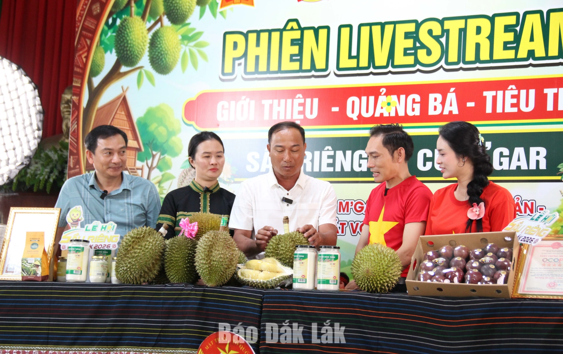 Xã Cư M'gar hưởng ứng Lễ hội Sầu riêng Đắk Lắk nắm 2026 1 Phiên livestream giới thiệu sản phẩm trong sáng 17/8 của lãnh đạo, nông dân trong xã.