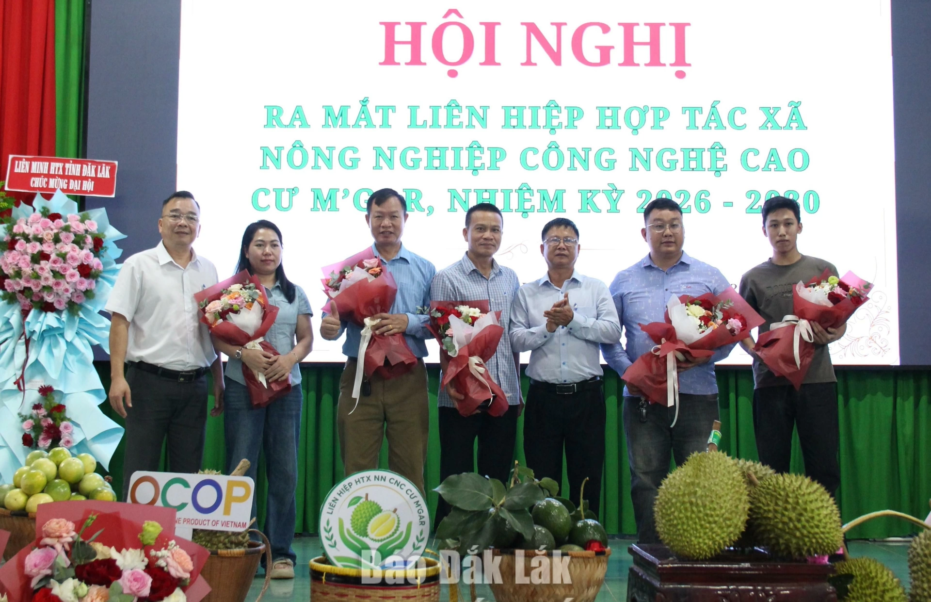 Đại diện Đảng ủy xã, Liên Minh HTX tỉnh tặng hoa chúc mừng các thành viên Liên hiệp HTX Nông nghiệp công nghệ cao Cư M’gar, nhiệm kỳ 2026 - 2030.