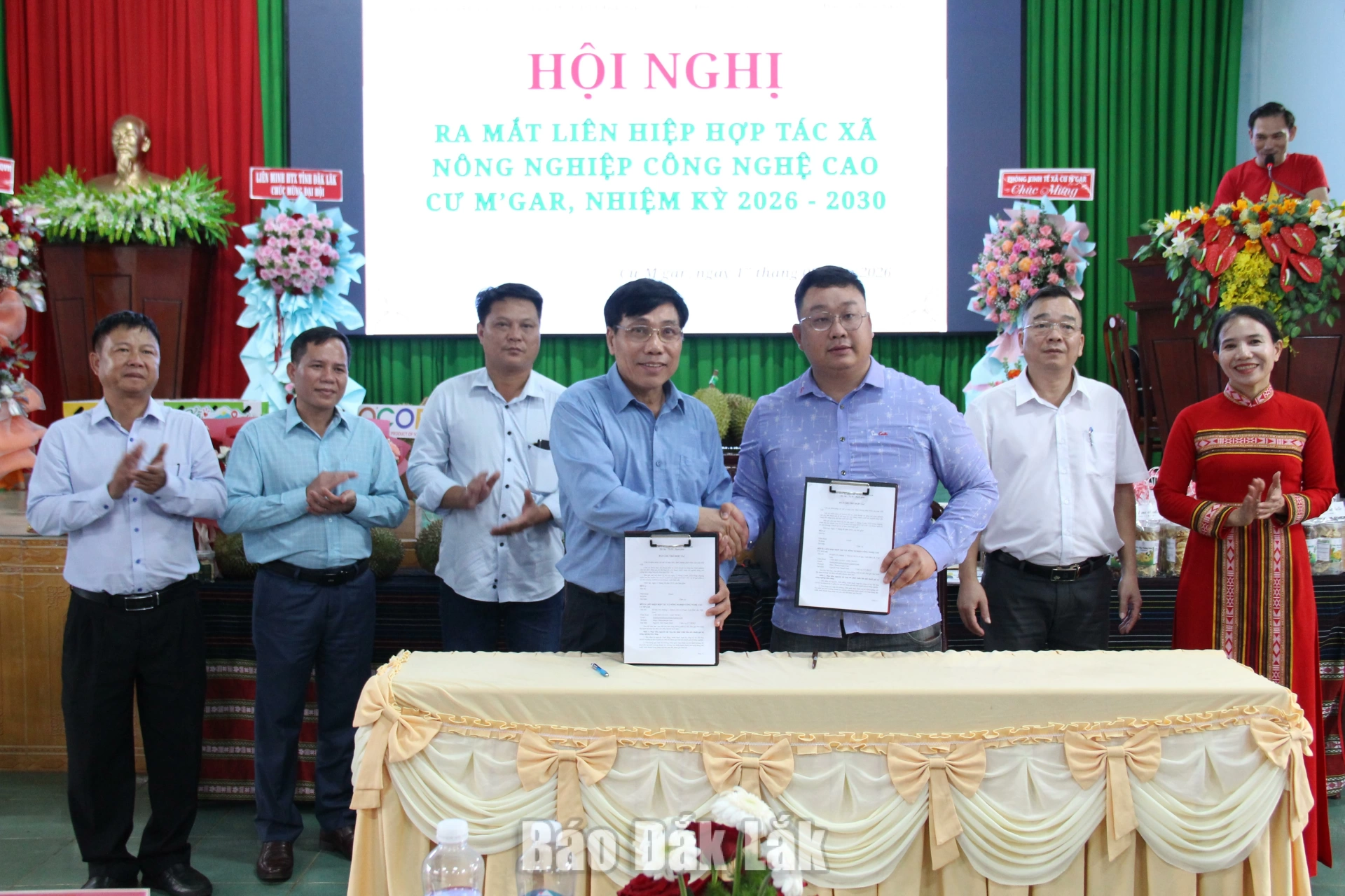 Đại diện Liên hiệp HTX Nông nghiệp Công nghệ cao Cư M’gar ký kết biên bản hợp tác với các đối tác cung ứng vật tư, hỗ trợ tiêu thụ sản phẩm.