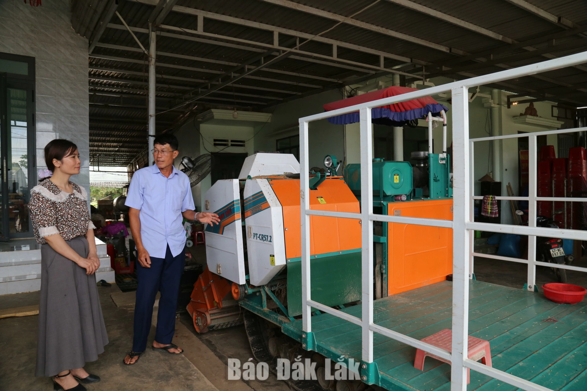 Nông dân xã Vụ Bổn mạnh dạn đổi mới sản xuất 2 Ông Vũ Hồng Sơn (thôn 1) chia sẻ thông tin liên quan đến việc ứng dụng máy móc trong sản xuất lúa nước cho cán bộ xã Vụ Bổn nhằm góp phần xây dựng nông nghiệp hàng hóa tại địa phương trong tương lai.