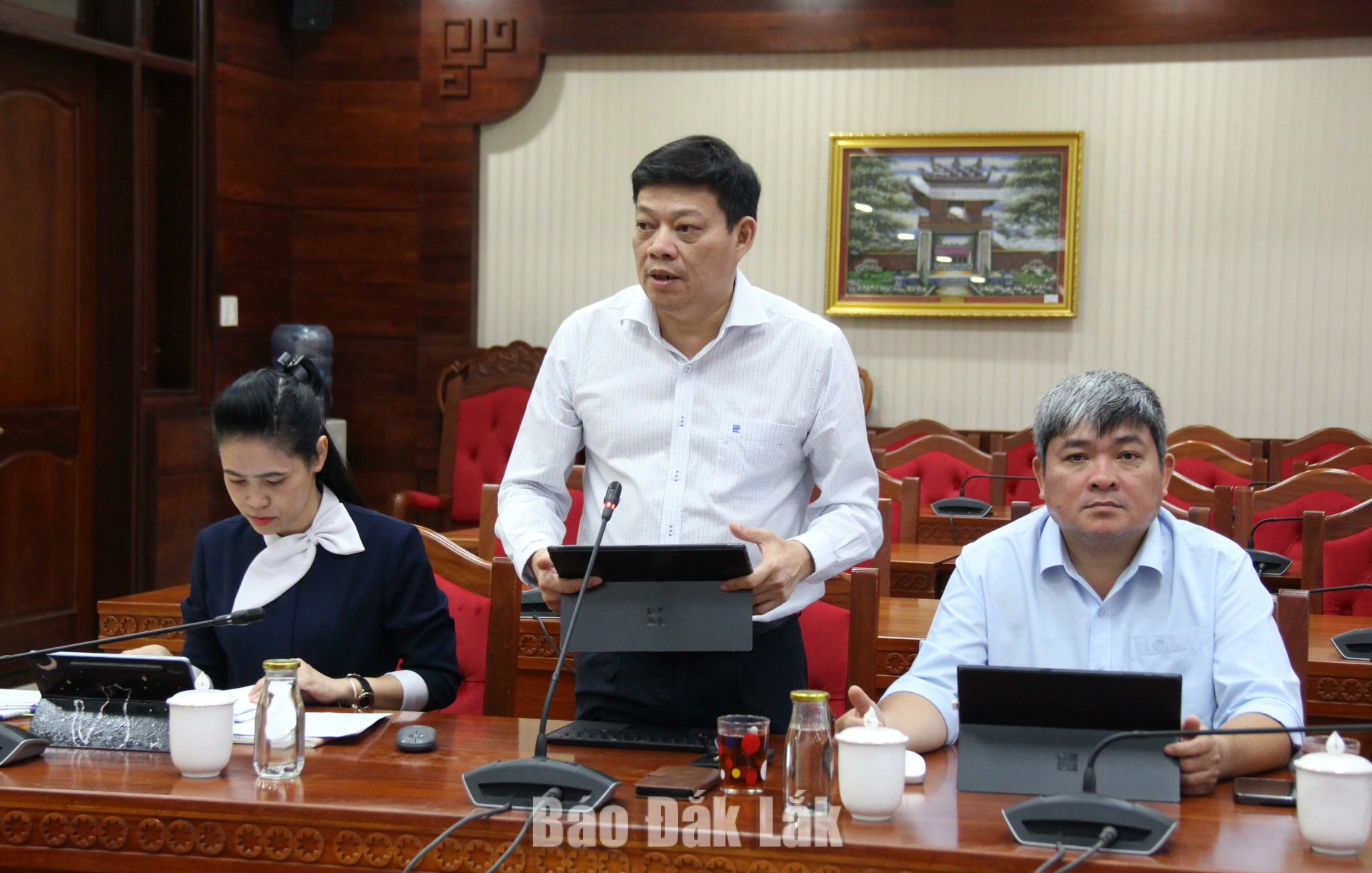 Ông Ra Lan Trương Thanh Hà, Phó Giám đốc Sở Khoa học và Công nghệ báo cáo kết quả thực hiện Thỏa thuận với tác giữa UBND tỉnh và Tổng Công ty Viễn thông MobiFone.