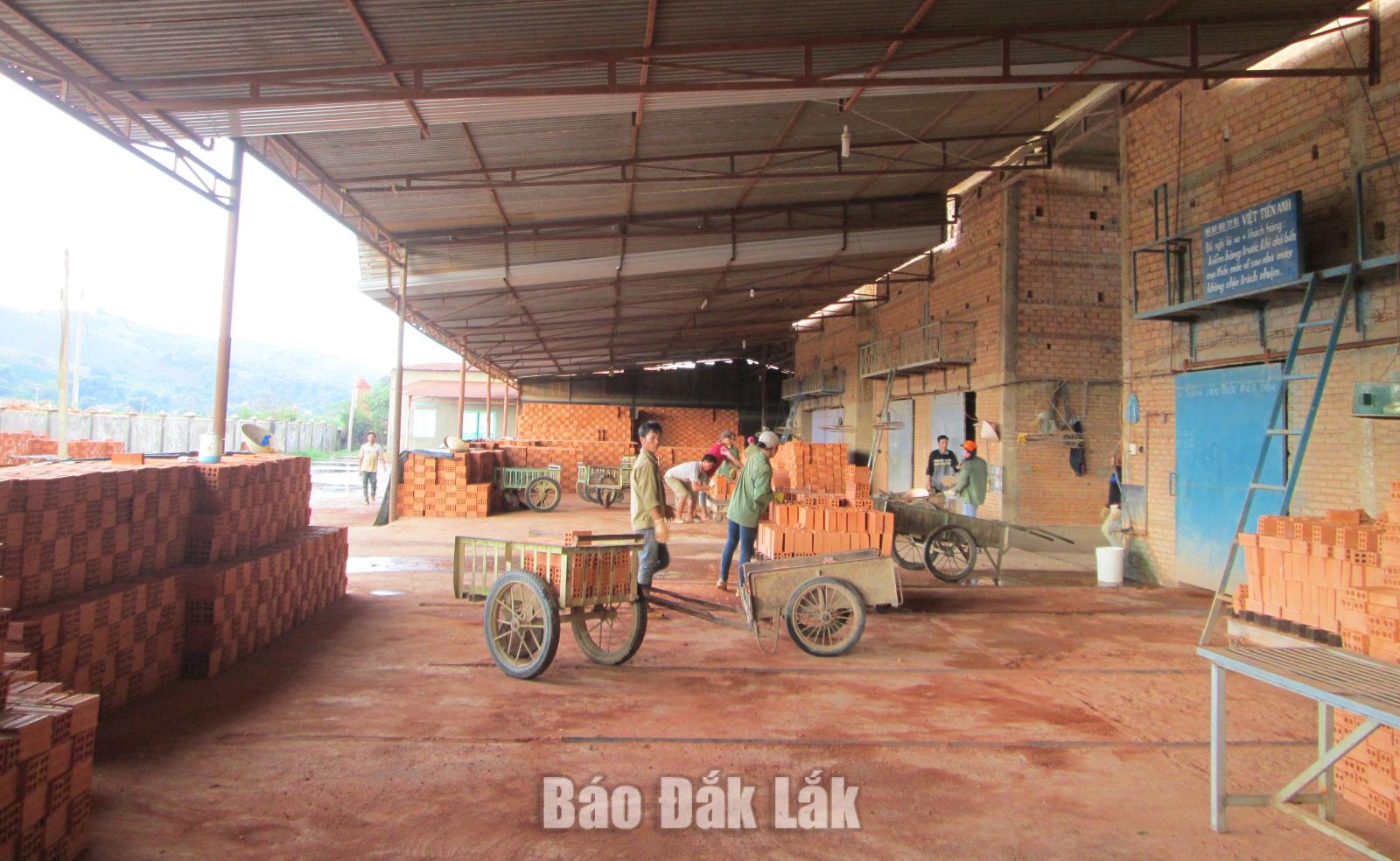 Hoạt động sản xuất gạch đất sét nung tại một cơ sở trên địa bàn tỉnh Đắk Lắk.
