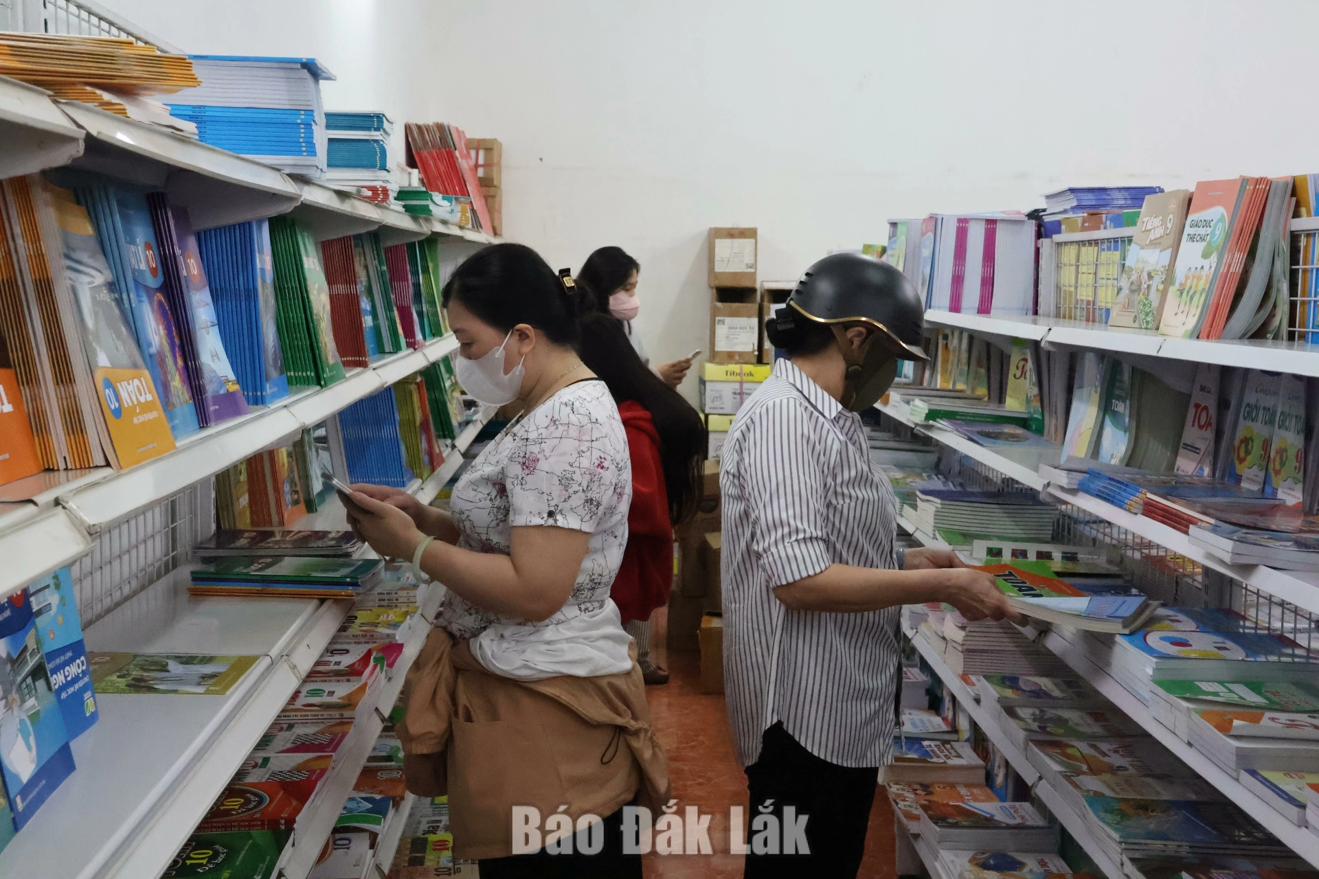 Người dân mua sách giáo khoa tại một nhà sách ở phường Buôn Ma Thuột.