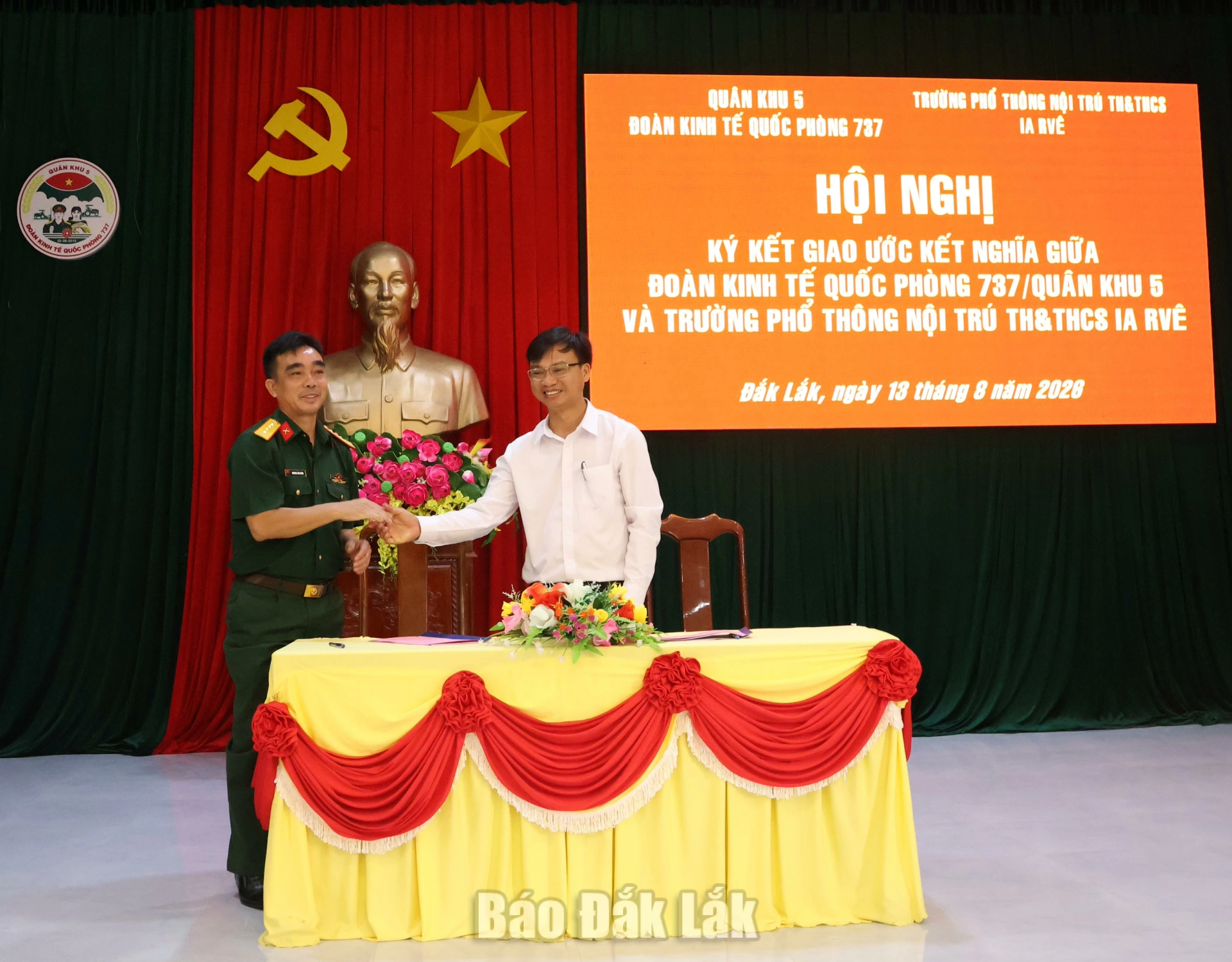 Lãnh đạo Đoàn Kinh tế Quốc phòng 737 và Trường Phổ thông nội trú Tiểu học và THCS Ia R’vê ký kết hoạt động kết nghĩa.