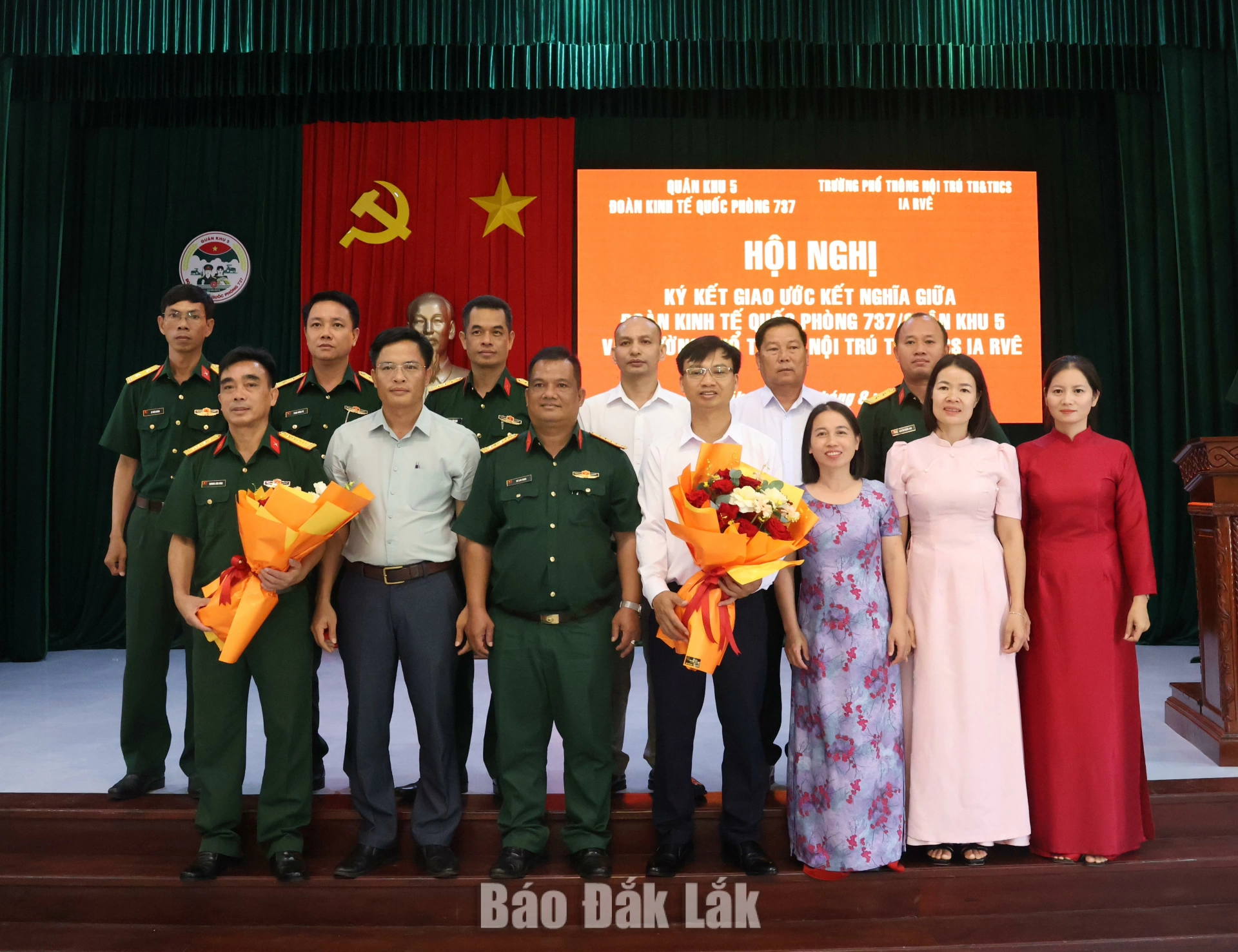 và lãnh đạo xã Ia Rvê chúc mừng 2 đơn vị.