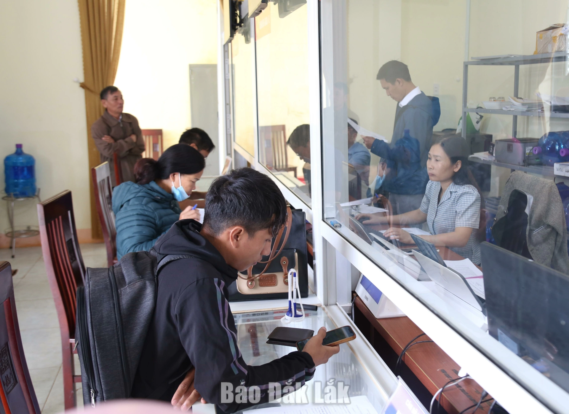 Giải quyết thủ tục hành chính cho người dân tại Trung tâm Phục vụ hành chính công xã Cư Pơng.