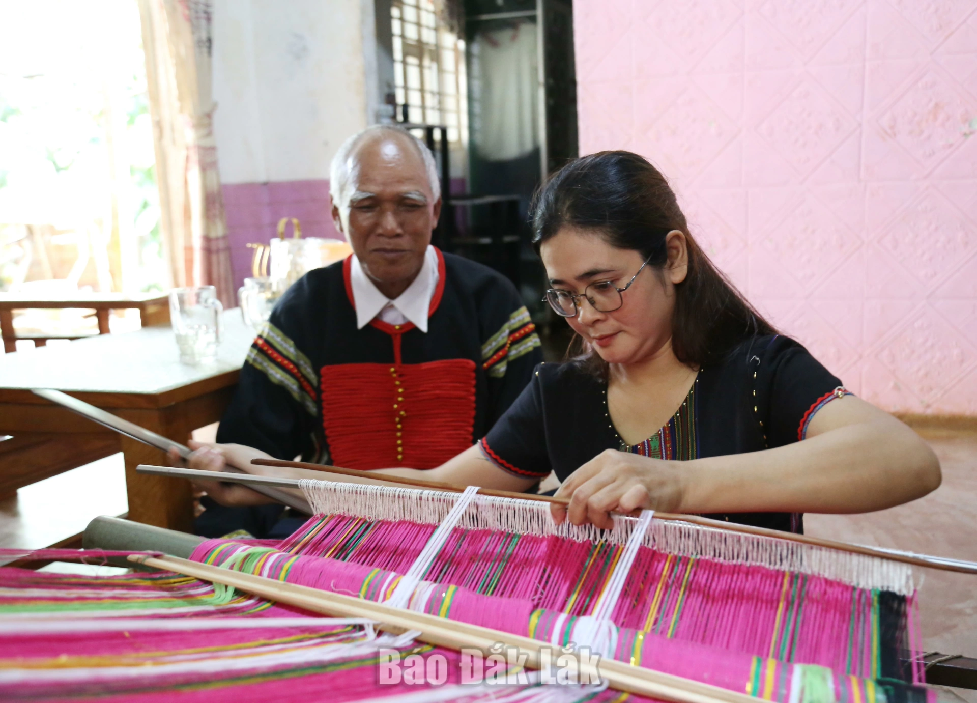 Bảo tồn và phát huy bản sắc văn hóa các dân tộc là nội dung trọng tâm của Đề án Xây dựng và phát triển toàn diện 20 xã điểm vùng đồng bào dân tộc thiều số và miền núi tỉnh Đắk Lắk giai đoạn 2026 - 2030. Trong ảnh: Dệt thổ cẩm truyền thống tại xã Cư Pơng.