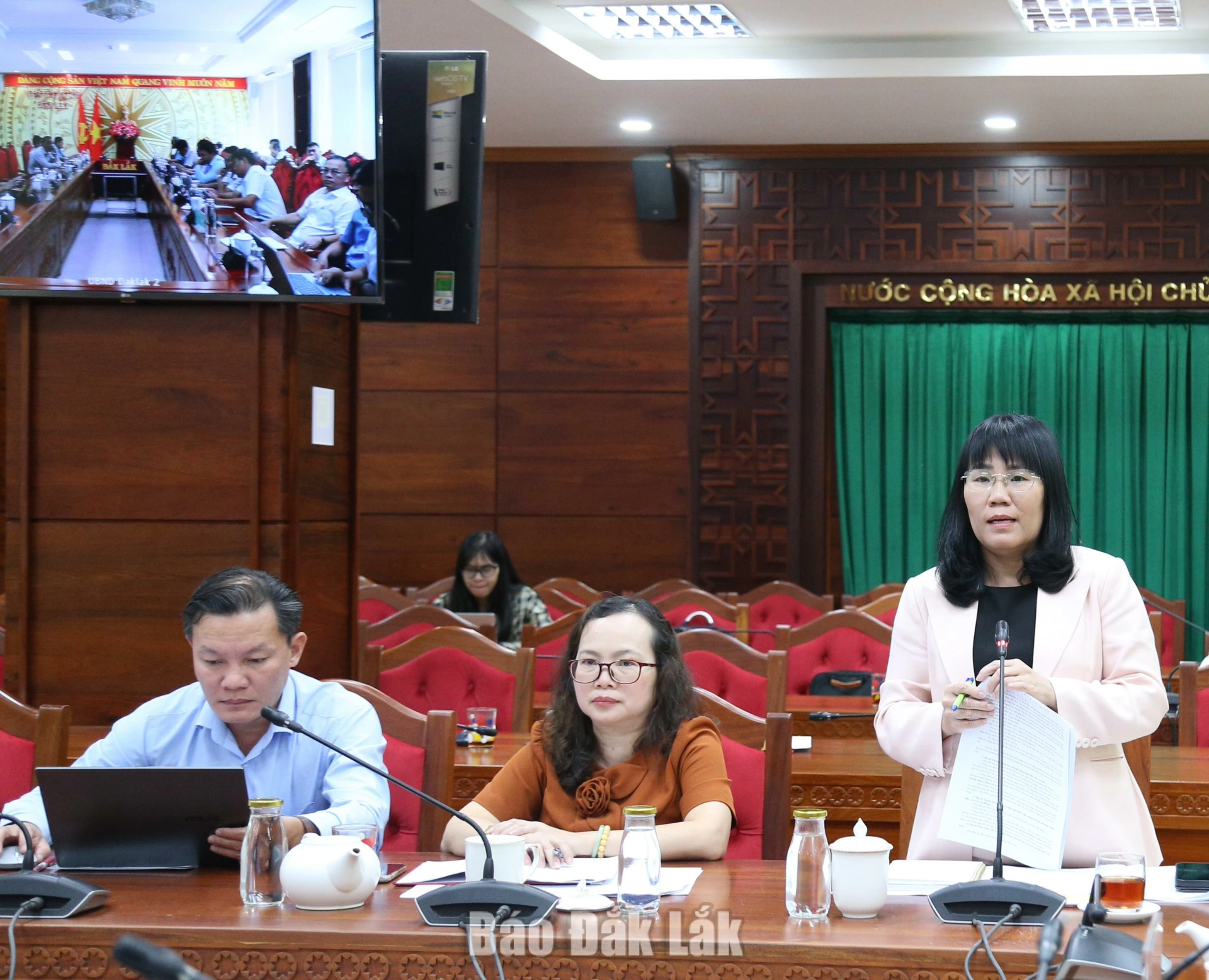 Cương quyết cưỡng chế những trường hợp cố tình chây ì bàn giao mặt bằng các dự án 2 Phó Chủ tịch Thường trực UBND tỉnh Hồ Thị Nguyên Thảo phát biểu tại cuộc họp.