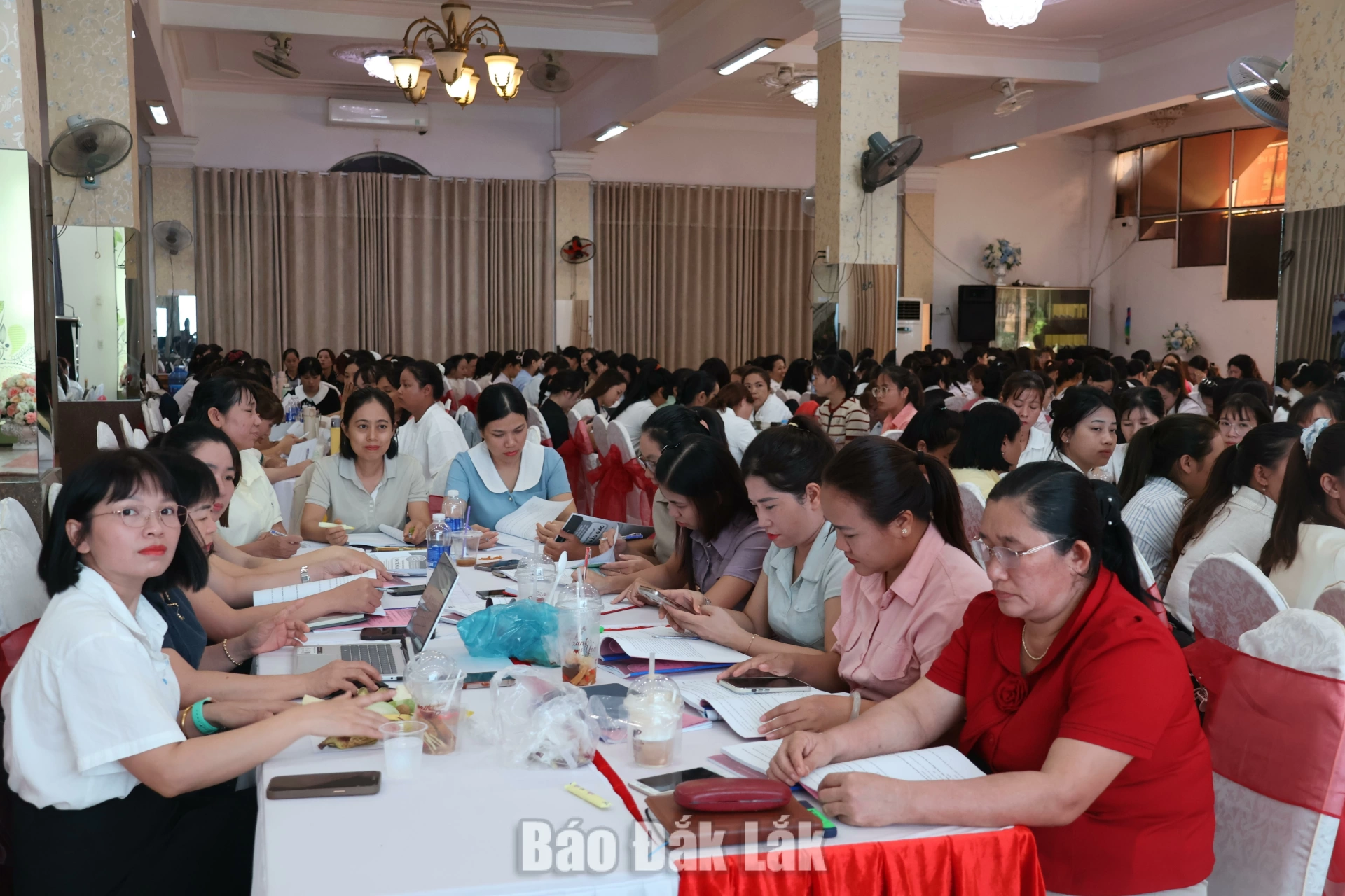 Tập huấn thực hiện Chương trình giáo dục mầm non thí điểm 1 Các giáo viên tham gia lớp tập huấn.