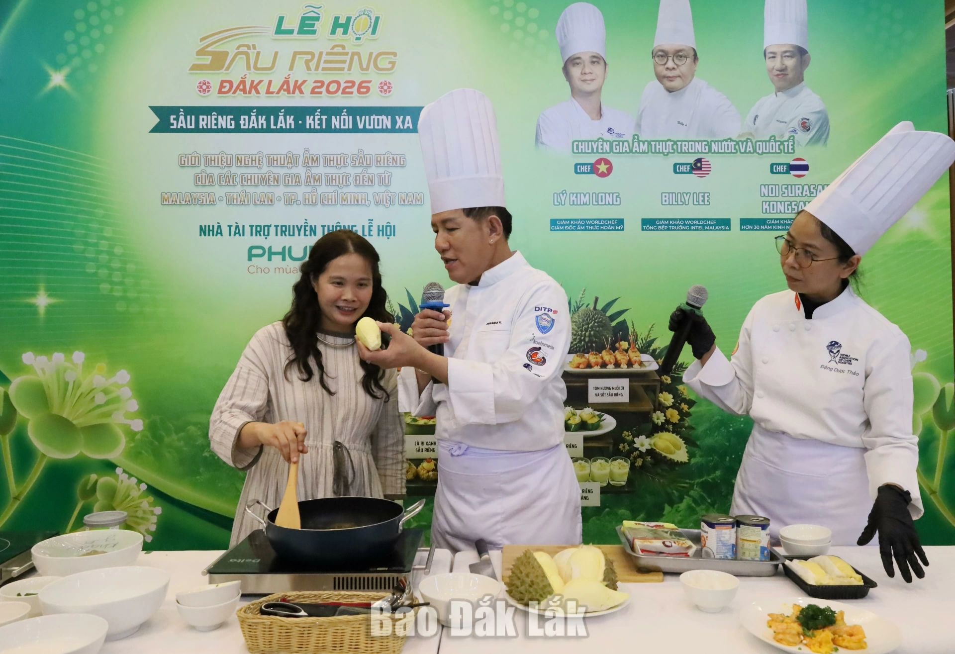 Ẩm thực - mảnh ghép mới nâng tầm giá trị sầu riêng 1 Chị Nguyễn Thị Thu Hà - Hana Ban Mê tham gia chế biến các món ăn từ sầu riêng Đắk Lắk cùng với các đầu bếp.