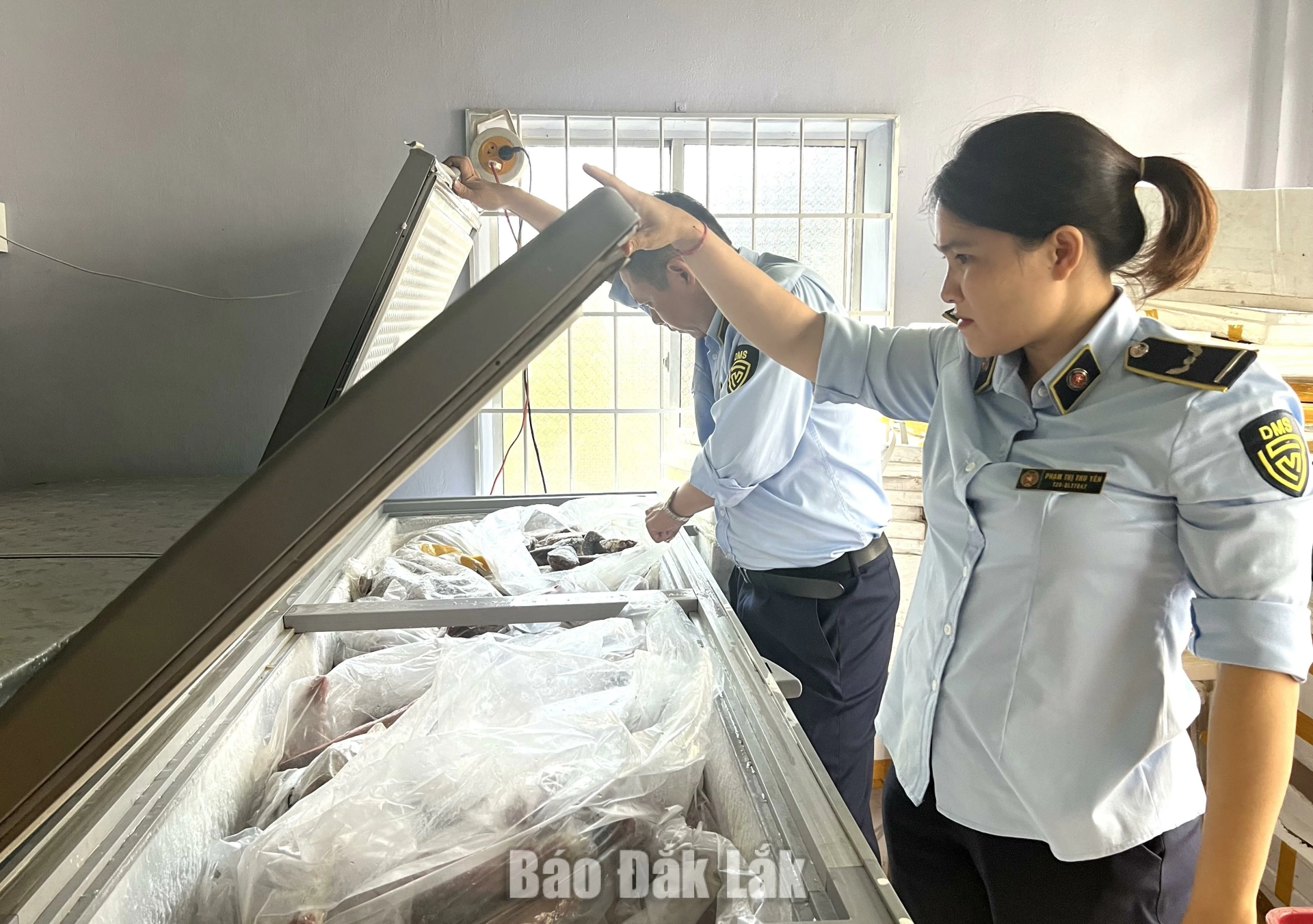 Lực lượng quản lý thị trường kiểm tra nguồn gốc thực phẩm tại một cơ sở cung cấp ở phường Tuy Hòa.